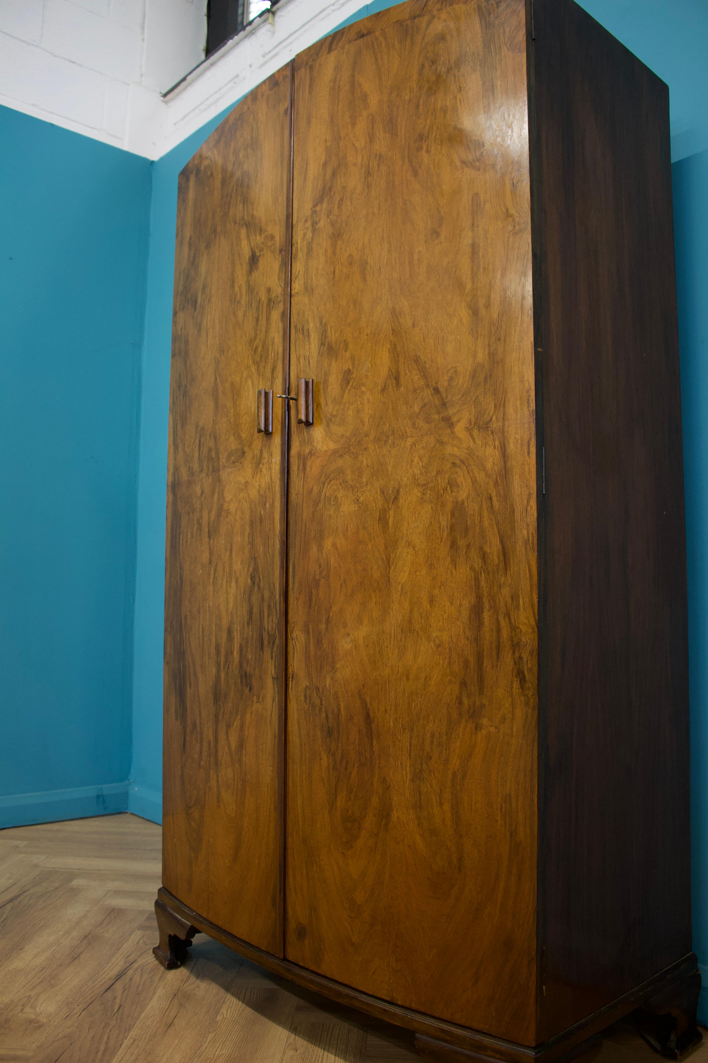 Art Deco Walnut Compact Wardrobe, 1930s In condizioni buone in vendita a South Shields, GB