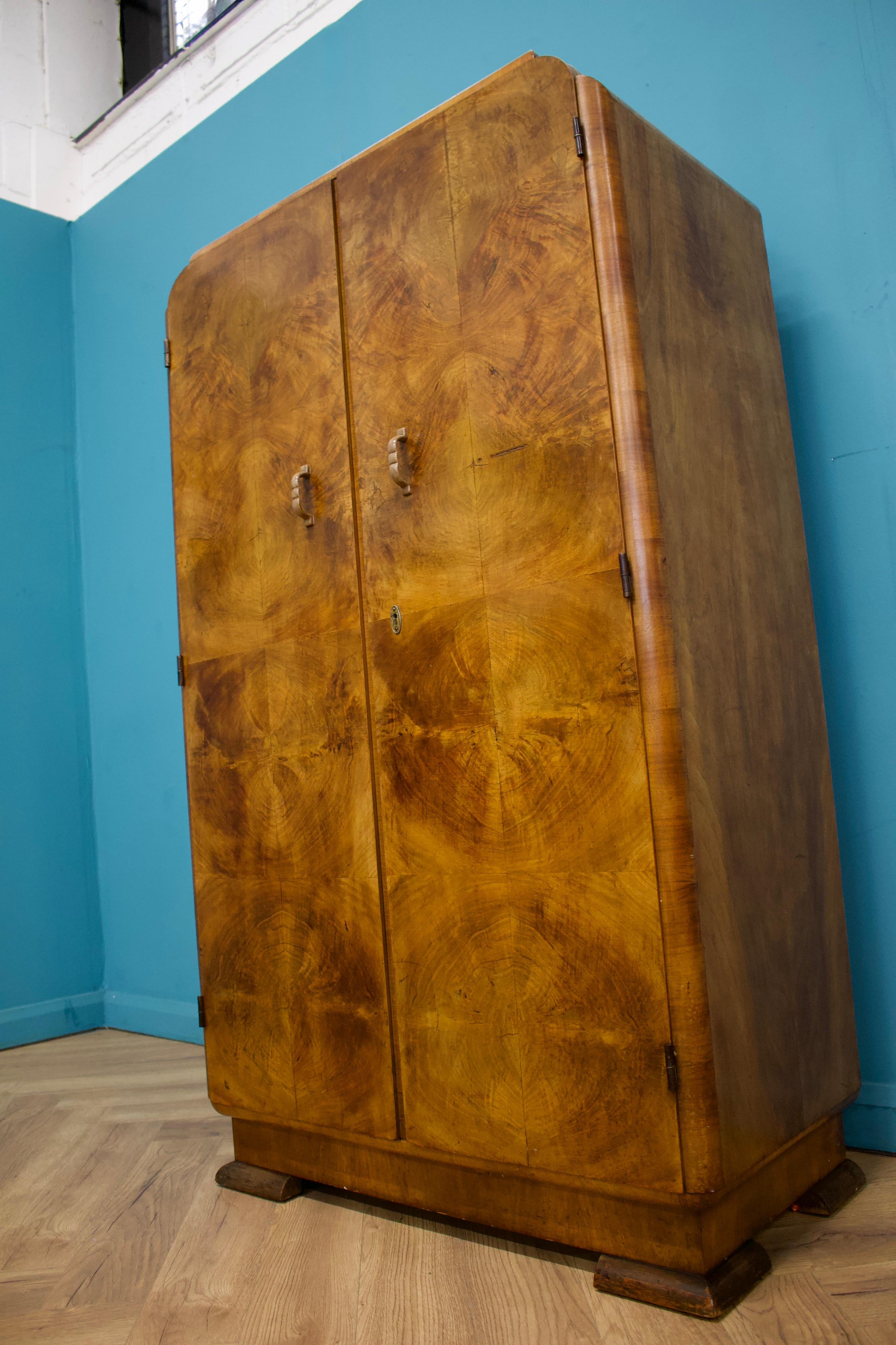 Metà XX secolo Armadio compatto in noce Art Déco, anni '30 in vendita