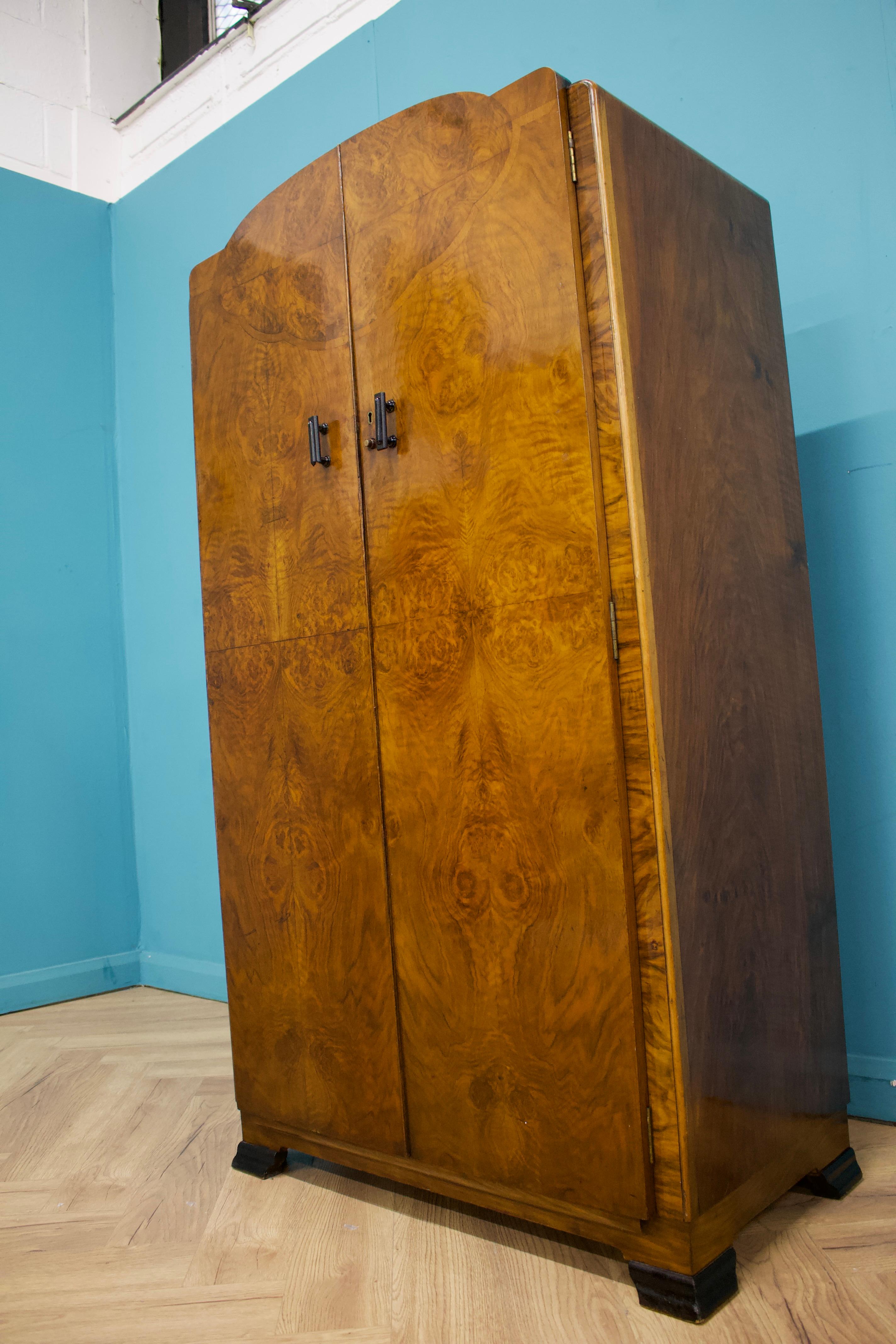 Metà XX secolo Armadio compatto in noce Art Déco, anni '30 in vendita