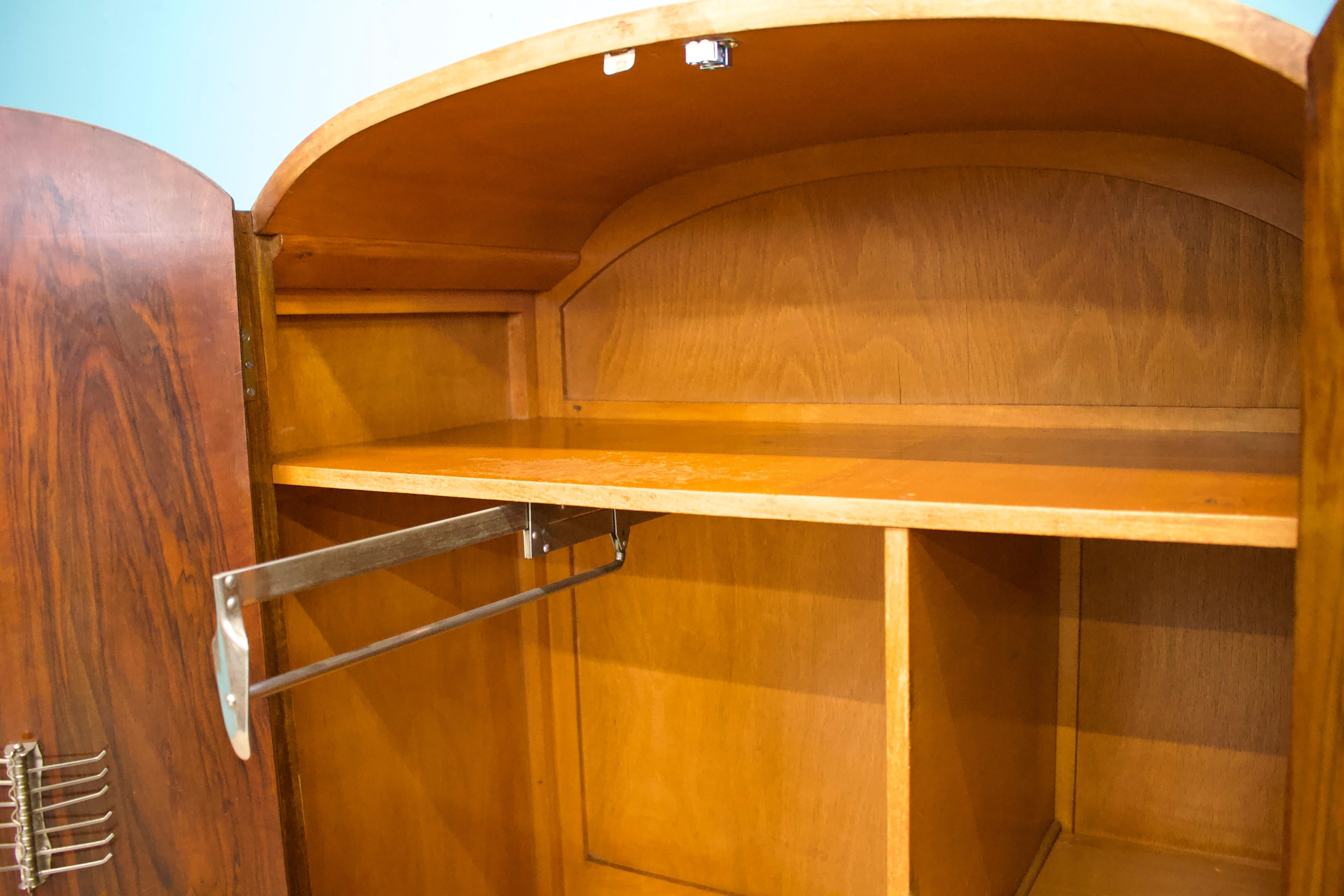 Metà XX secolo Armadio compatto in noce Art Déco, anni '30 in vendita