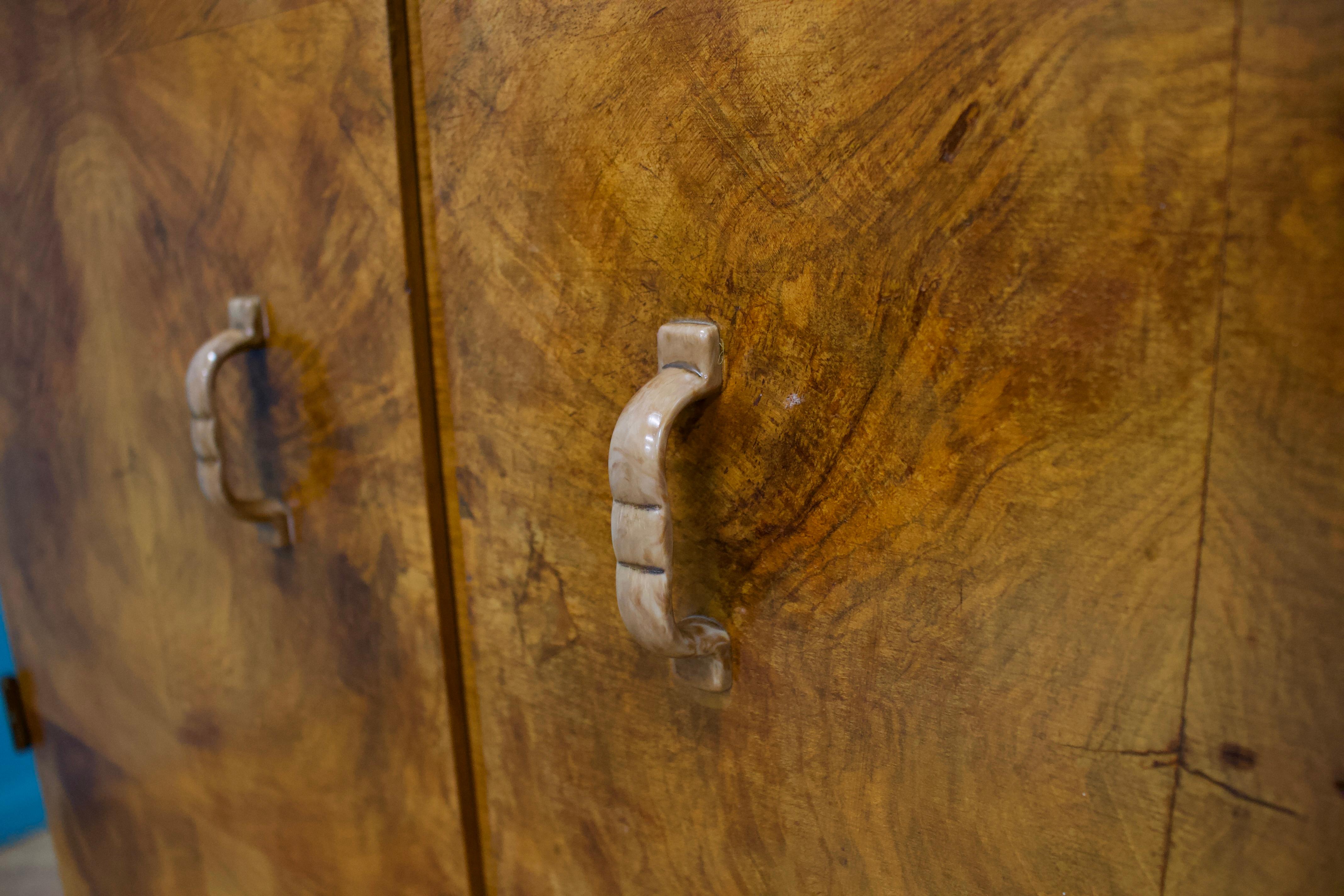 Legno Armadio compatto in noce Art Déco, anni '30 in vendita