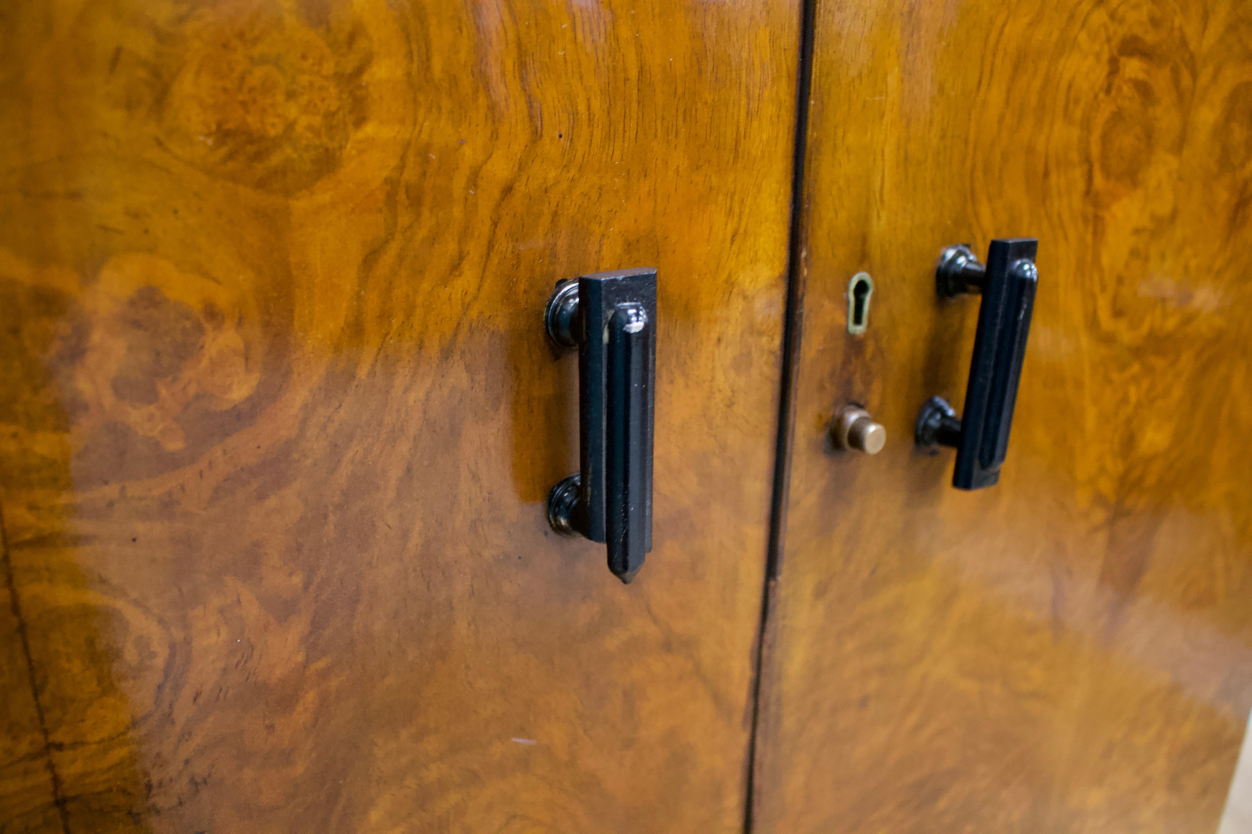 Legno Armadio compatto in noce Art Déco, anni '30 in vendita