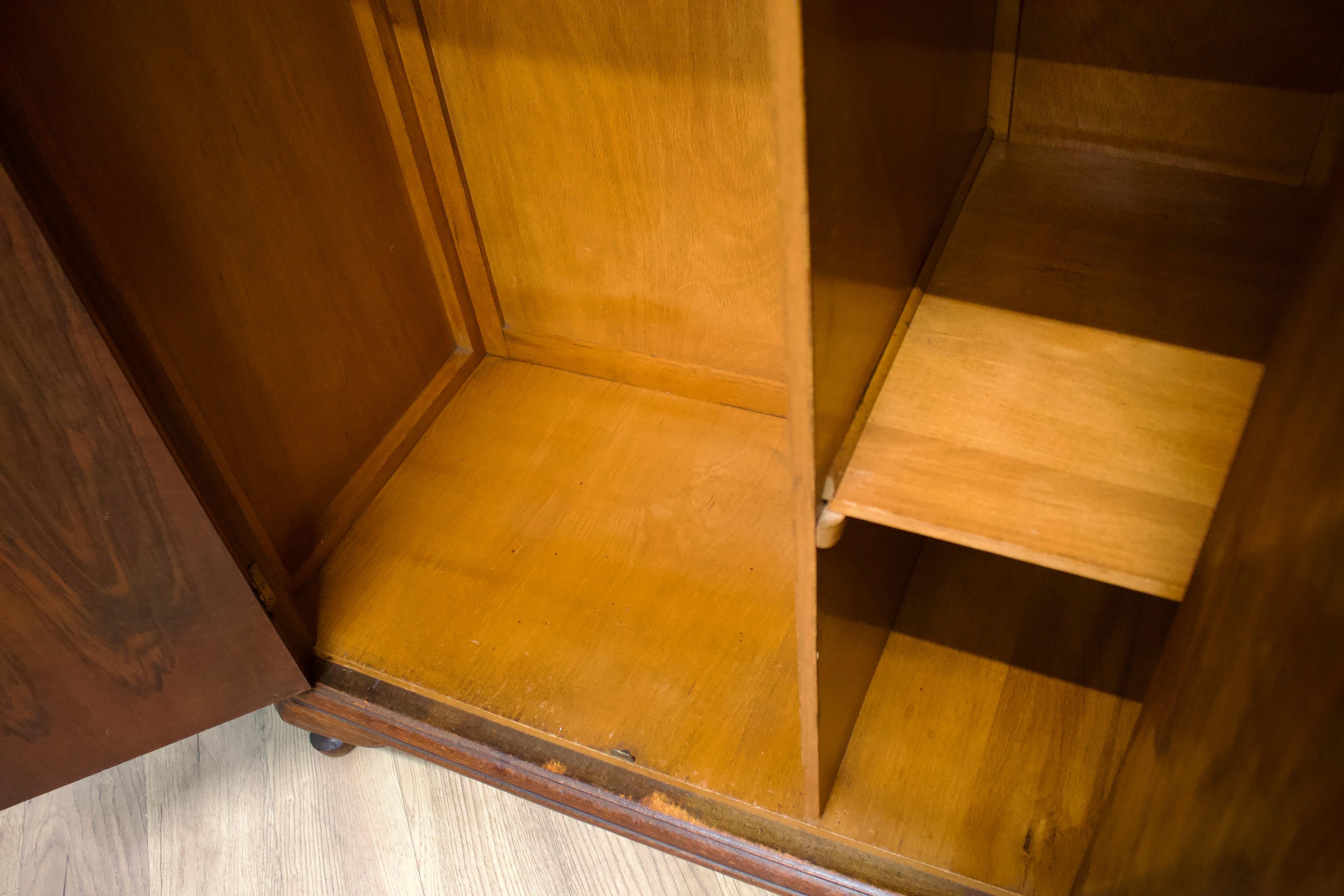 Legno Armadio compatto in noce Art Déco, anni '30 in vendita