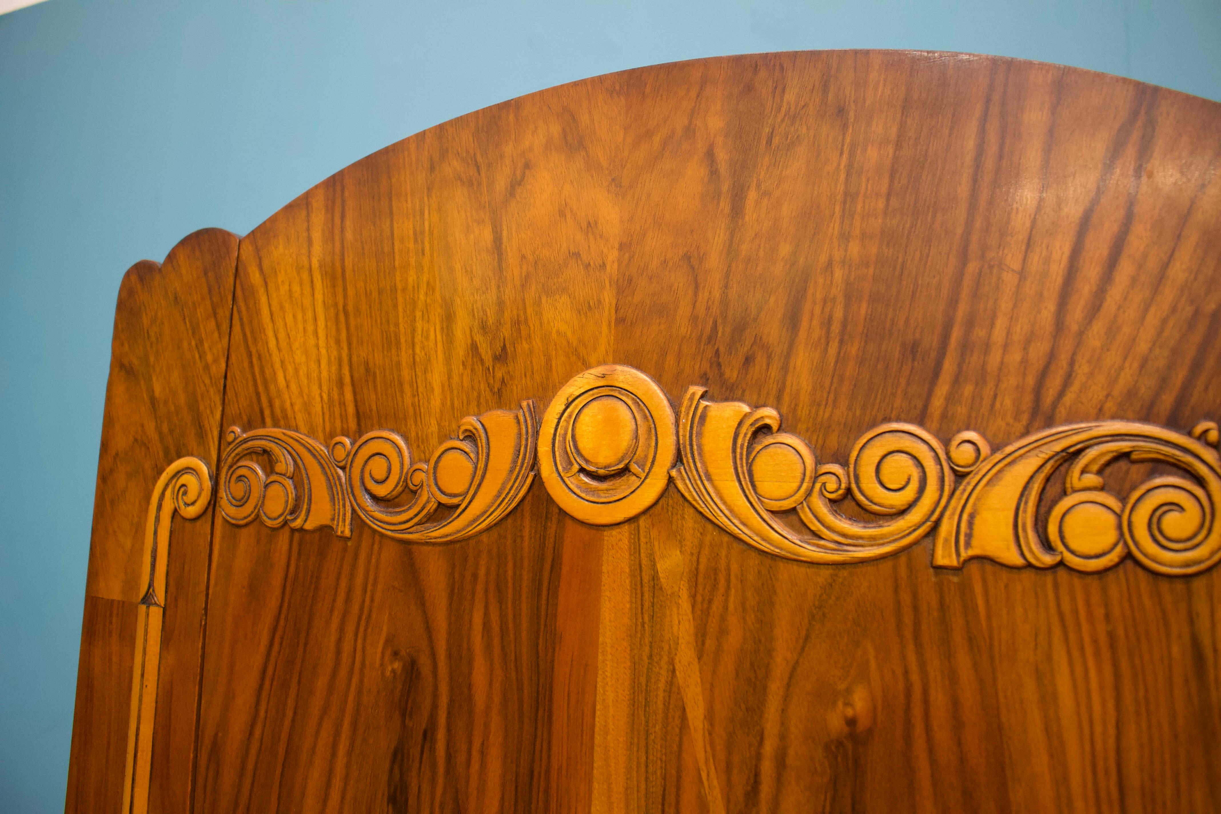 Legno Armadio compatto in noce Art Déco, anni '30 in vendita