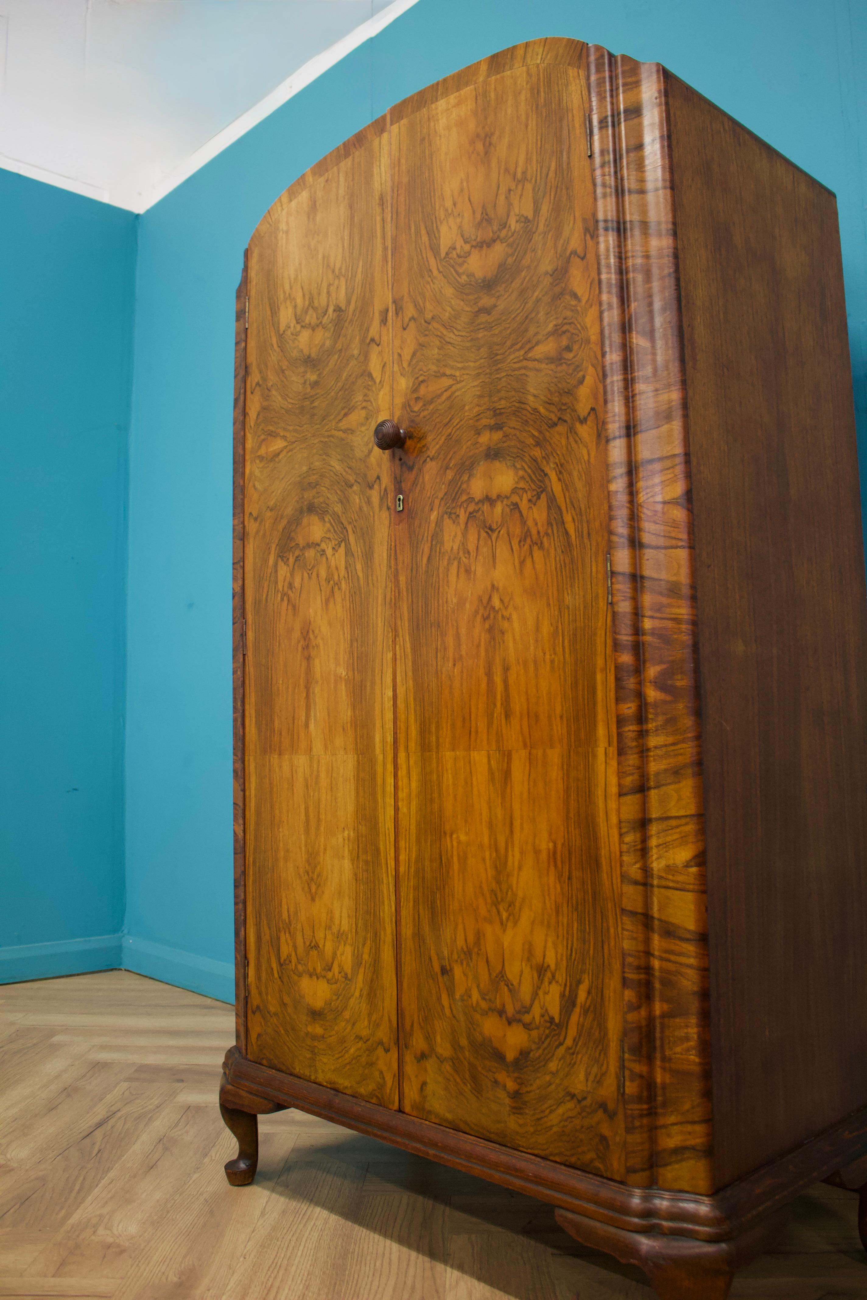 Armadio compatto in noce Art Déco, anni '30 in vendita 2