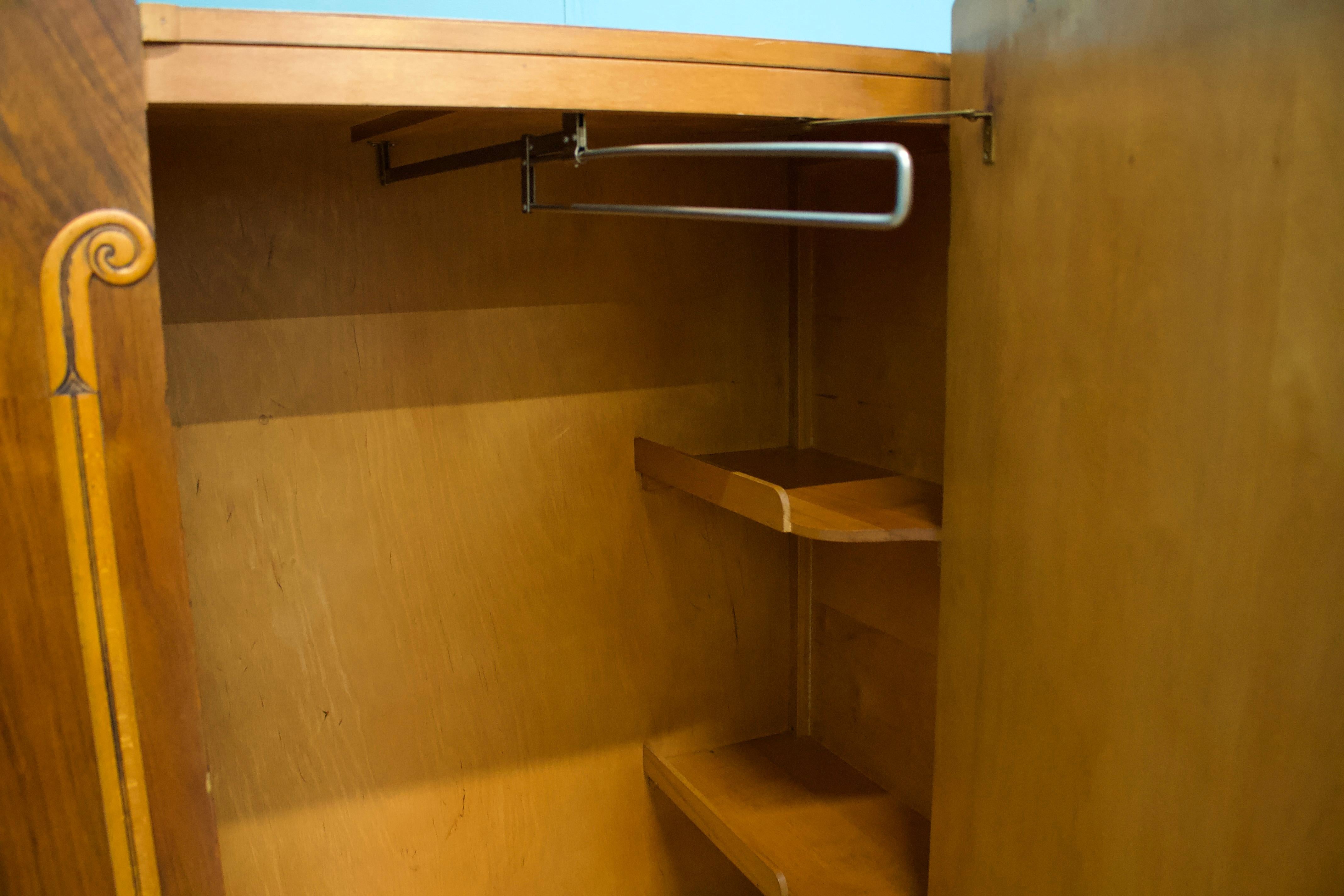 Armadio compatto in noce Art Déco, anni '30 in vendita 2