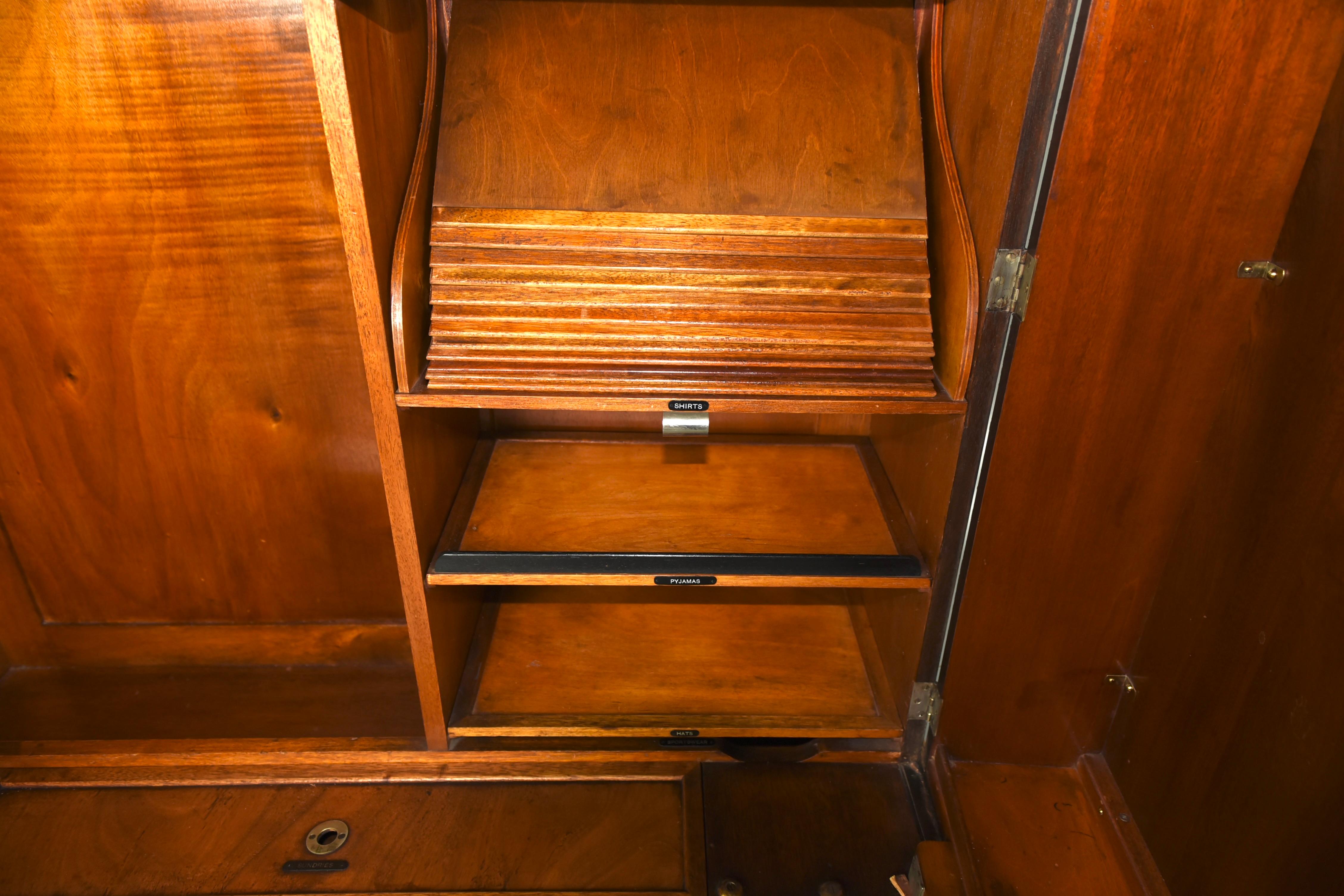 Art Deco walnut deep door compactom Gentleman's wardrobe In Good Condition In Chelmsford, GB