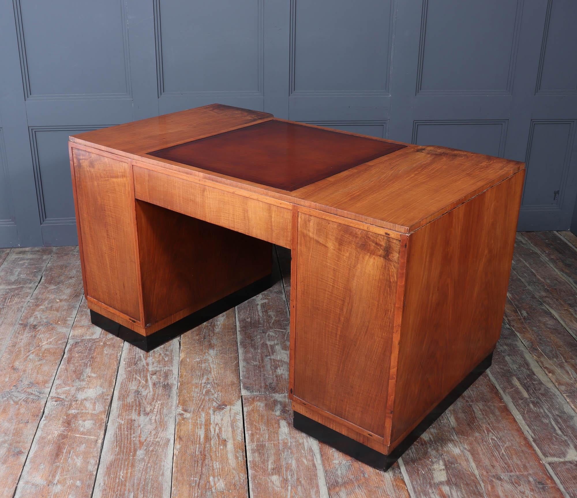 Scrivania in noce Art Deco di Waring & Gillows in vendita 11