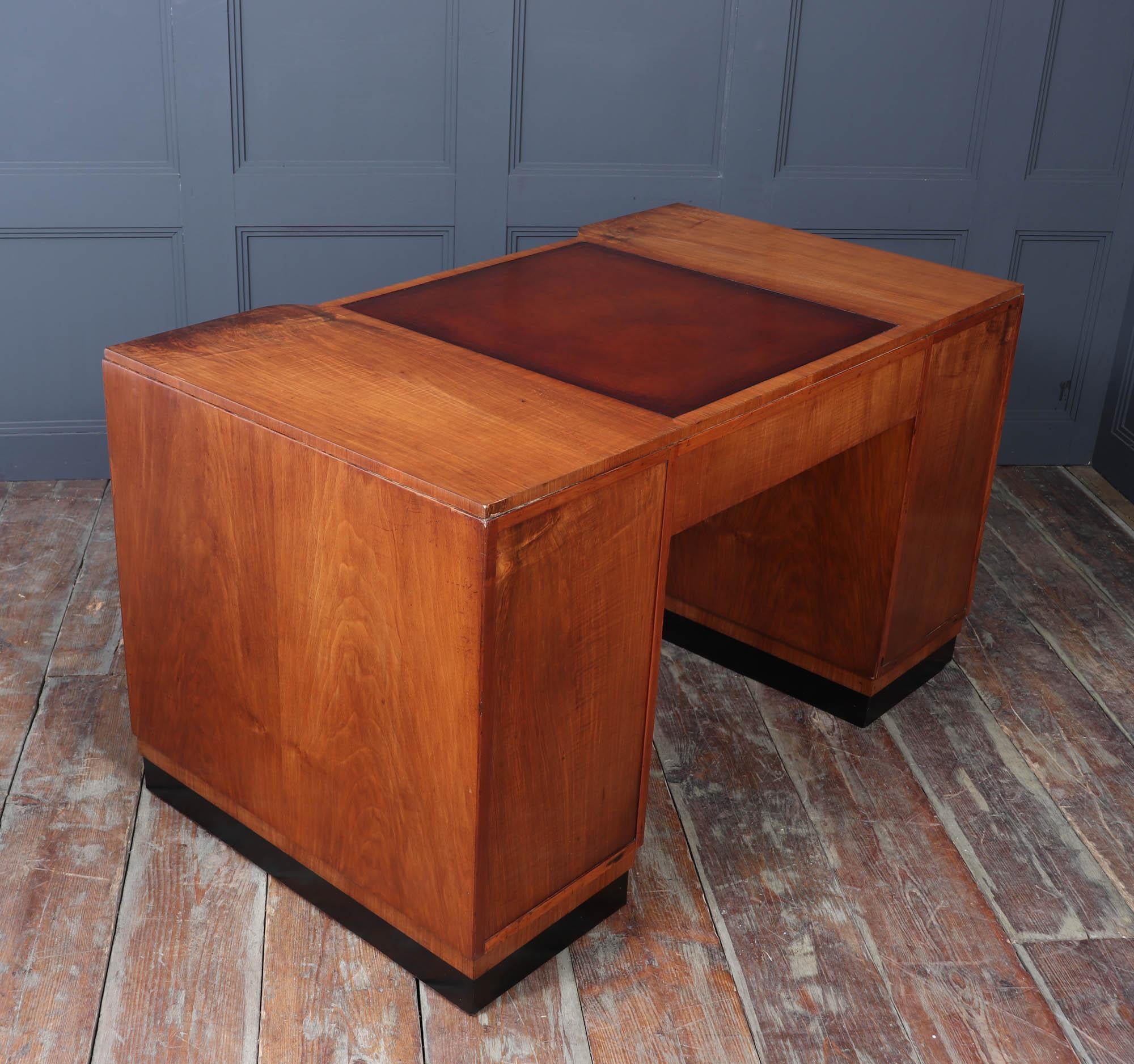 Scrivania in noce Art Deco di Waring & Gillows in vendita 12