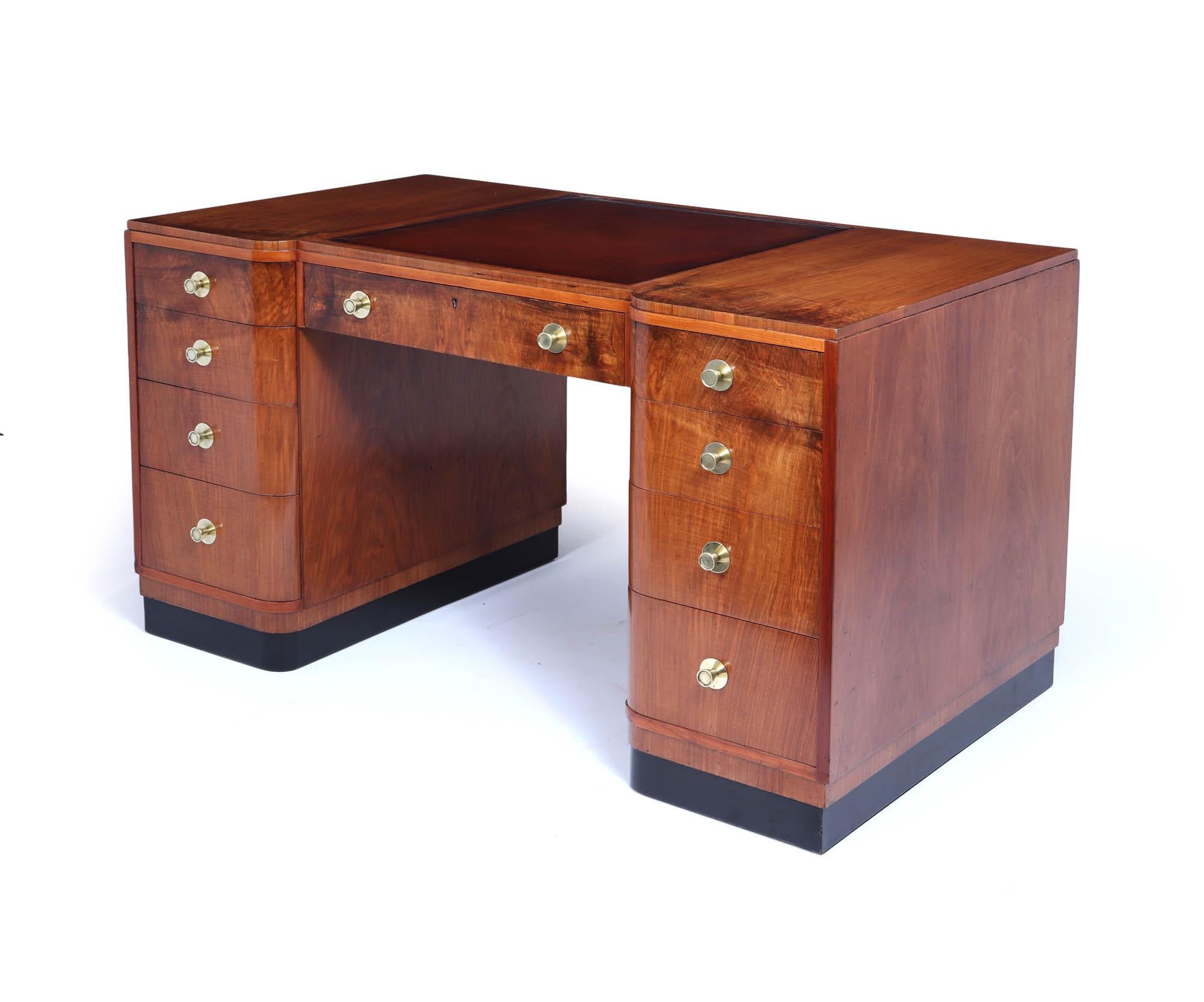Scrivania Art Deco in noce 
Questa eccezionale scrivania in noce Art Deco è un pezzo forte che combina perfettamente funzionalità ed eleganza. Realizzata dalla rinomata Waring & Gillows nel 1932, questa elegante scrivania presenta un lussuoso piano