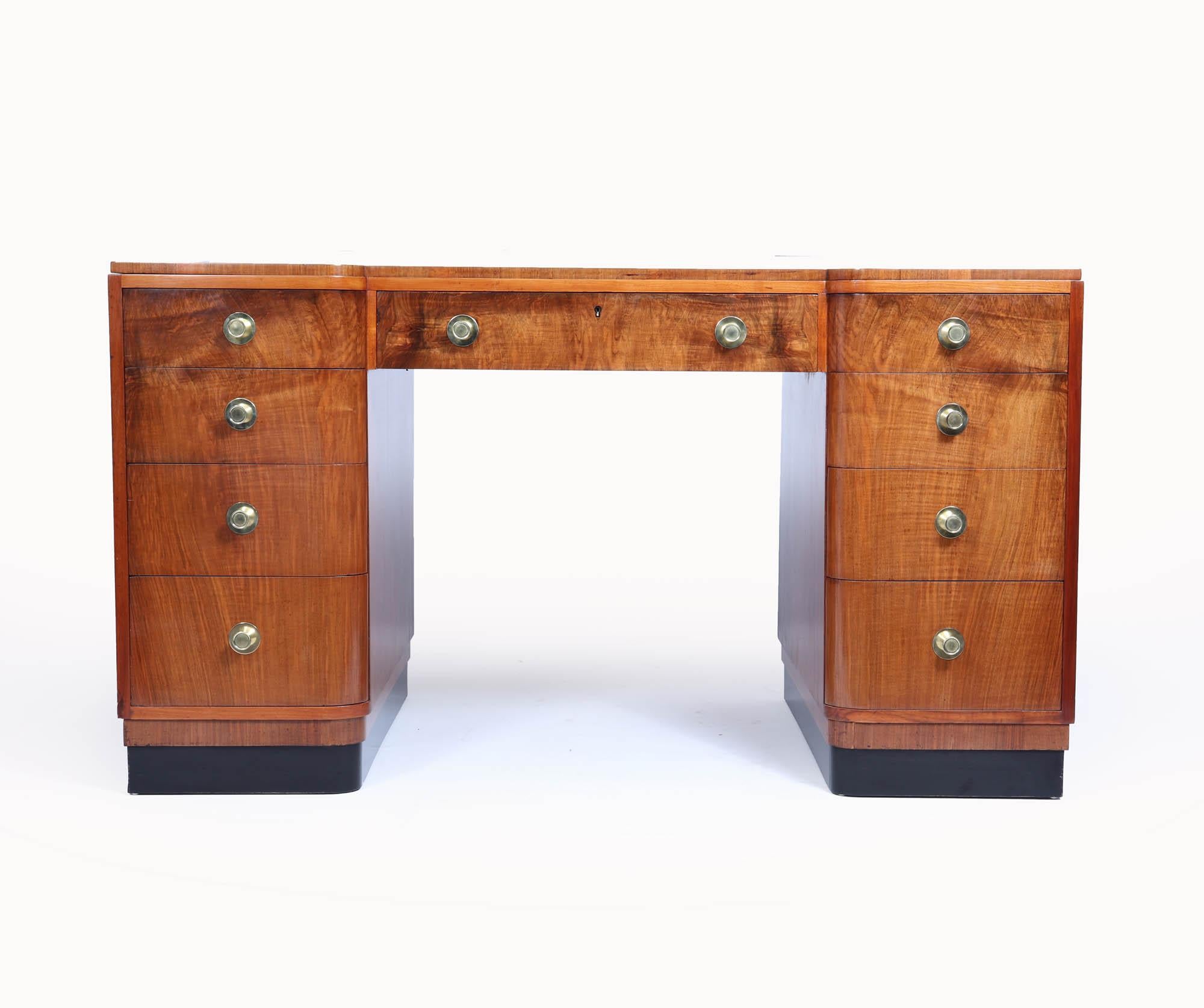 Inglese Scrivania in noce Art Deco di Waring & Gillows in vendita