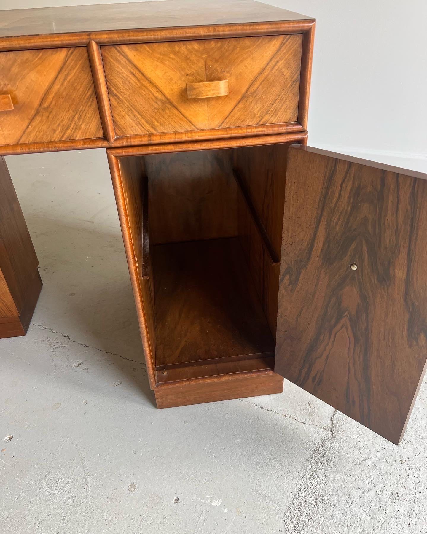 Art-Deco-Schreibtisch aus Nussbaum  im Angebot 1