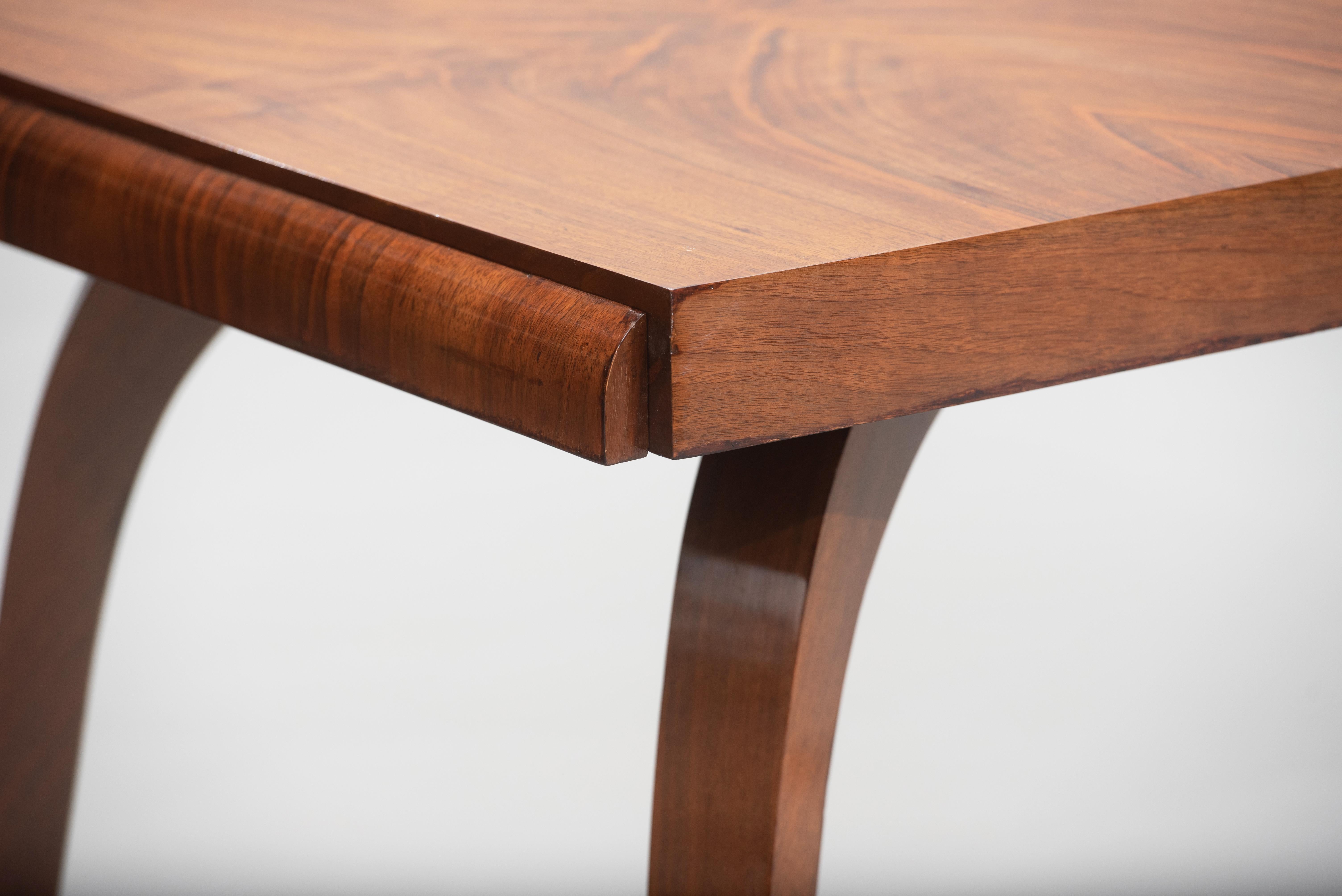 Walnut Art Deco extendable dining table.
Measures: Width: 155cm (closed), 235cm (open).



