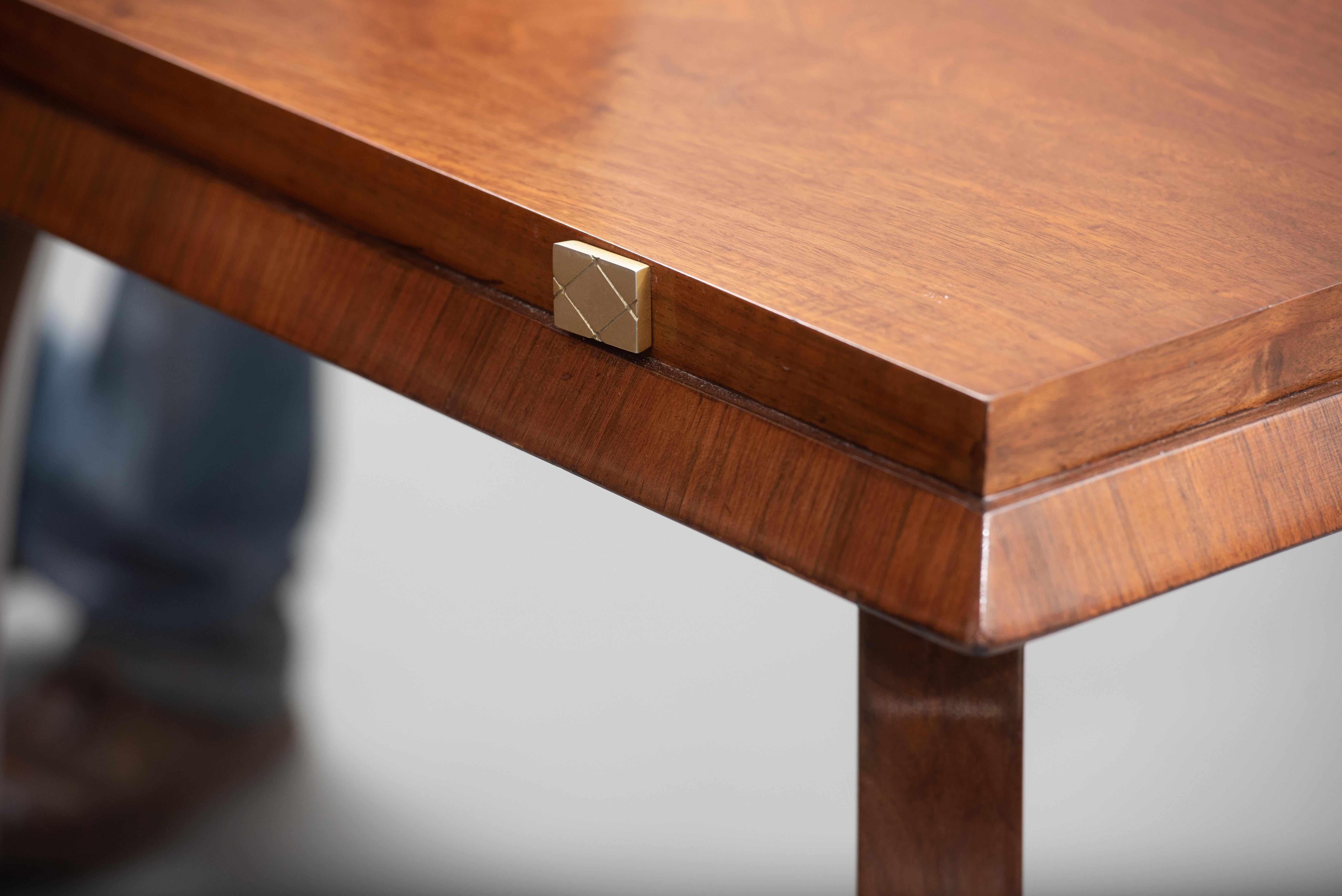 Walnut Art Deco extendable dining table.
Measures: Width: 165cm (closed), 227cm (open).



