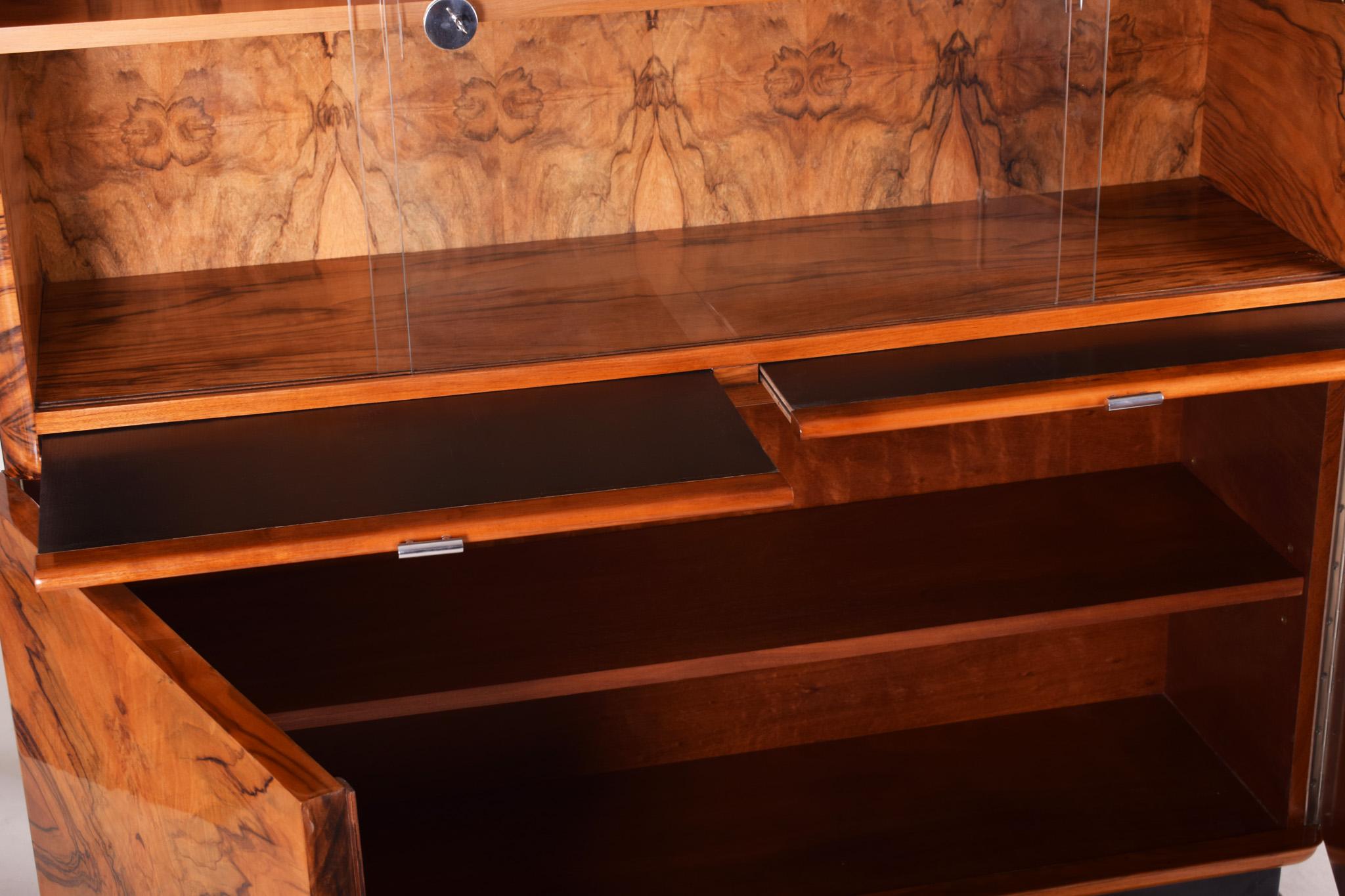 Art Deco Walnut Display Cabinet from Czechoslovakia by Jindrich Halabala In Good Condition In Brandys nad Labem, Středočeský kraj