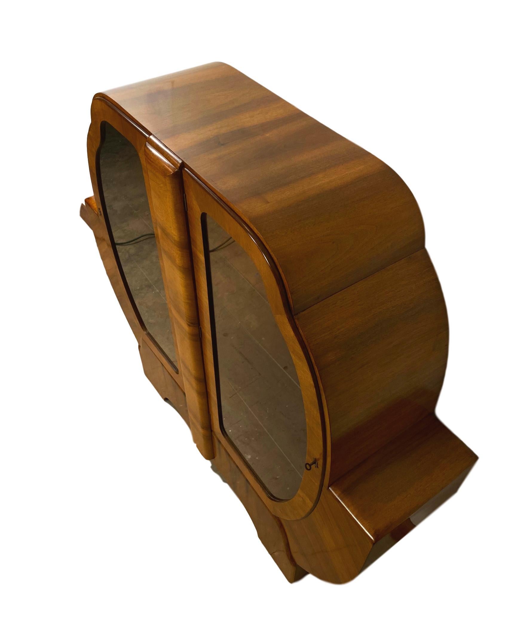Mid-20th Century Mid-Century Modern Art Deco Walnut Display Case, English, ca. 1935