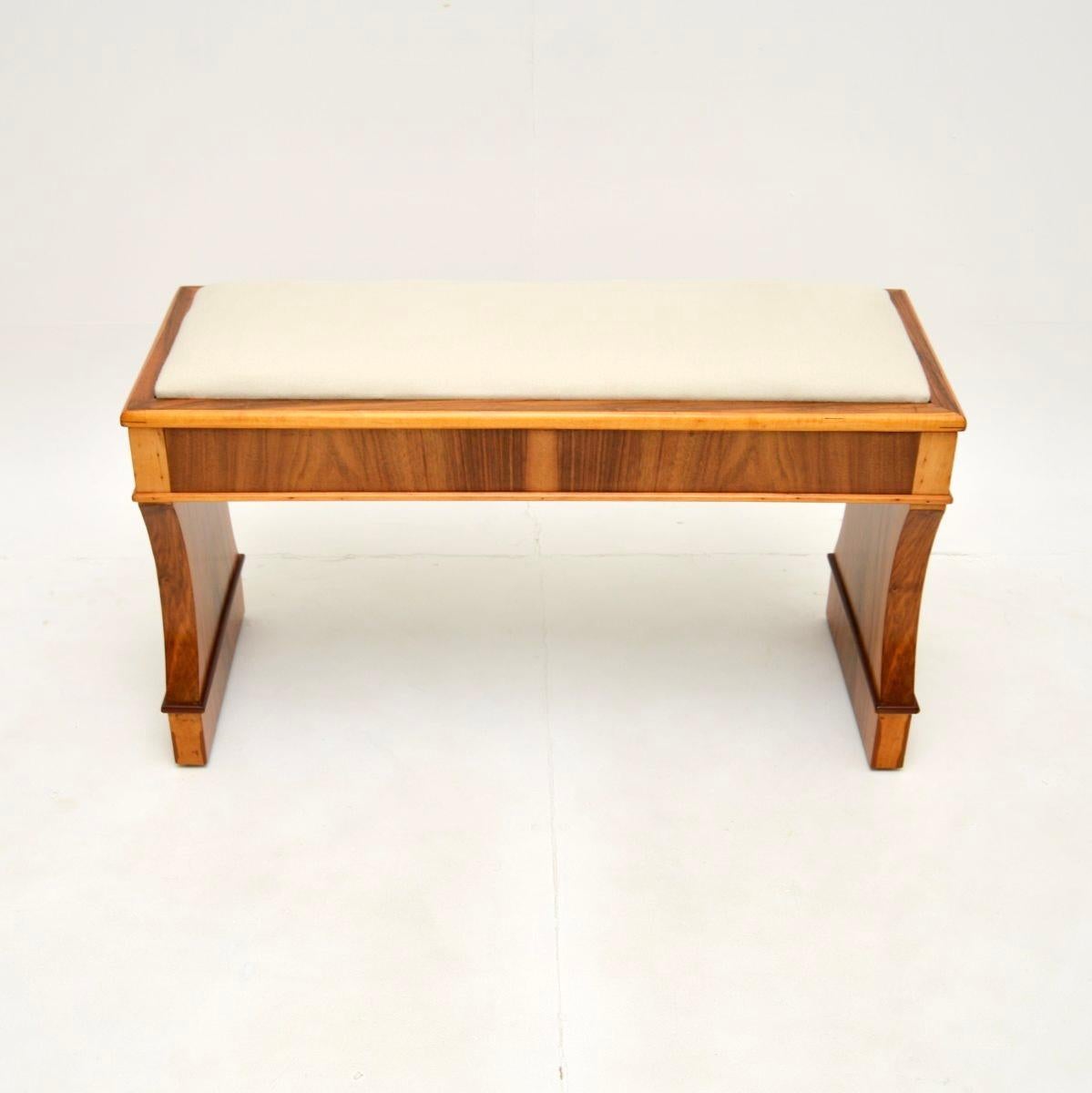 A lovely Art Deco walnut duet piano stool / bench. This was made in England, it dates from the 1930’s.

The quality is superb, this is a useful and versatile piece. Intended for use as a duet piano stool, it would very well as an ottoman bench at