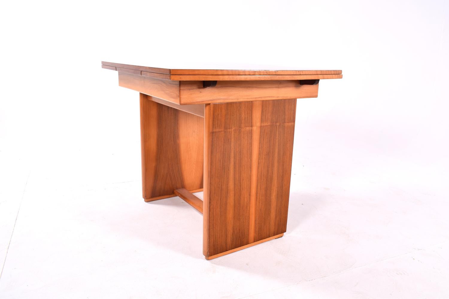 A blond walnut extending dining table made in the 1930s. Extending leaves with 27 cm each, pullout / pull-out at each end. The table is in overall good condition. Restored.
Beautiful walnut matching veneer. Geometric and simple