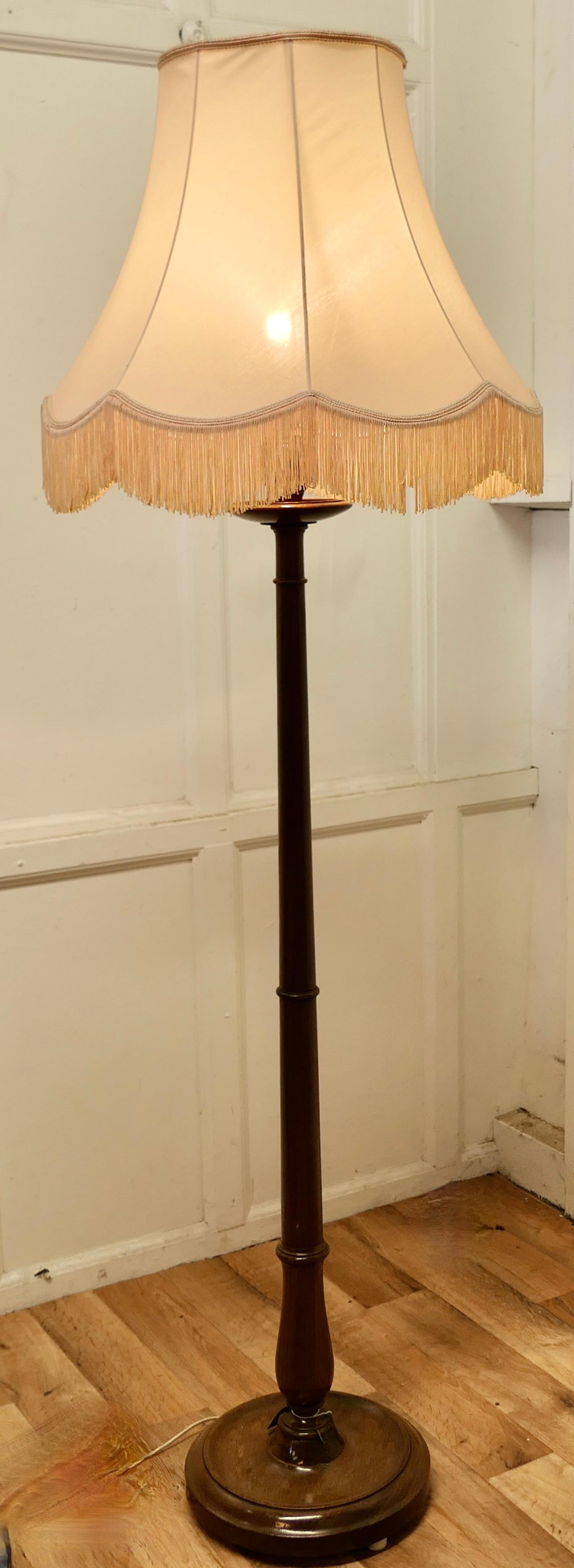 Art Deco walnut floor standing or standard lamp

This is an attractive good quality piece in figured walnut, the lamp stands on a beautifully figured walnut base and has a attractively turned upright column
The lamp is in good used and working