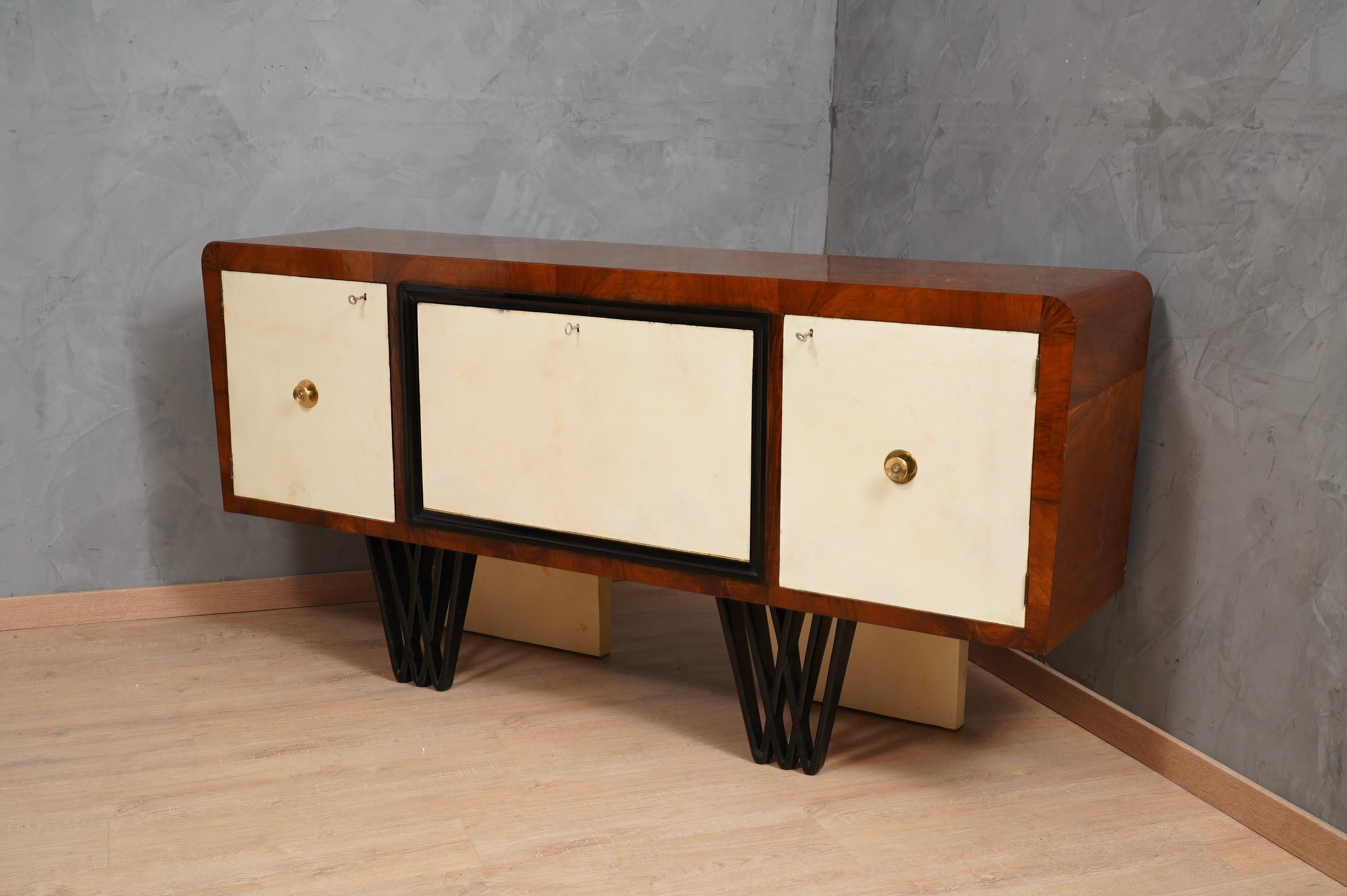 Beautiful bar cabinet in characteristic Italian style of Paolo Buffa, Vittorio Dassi and Osvaldo Borsani. This bar has a very luxurious appearance, due the use of not common materials.

From Italian style, this sideboard is made of walnut wood and