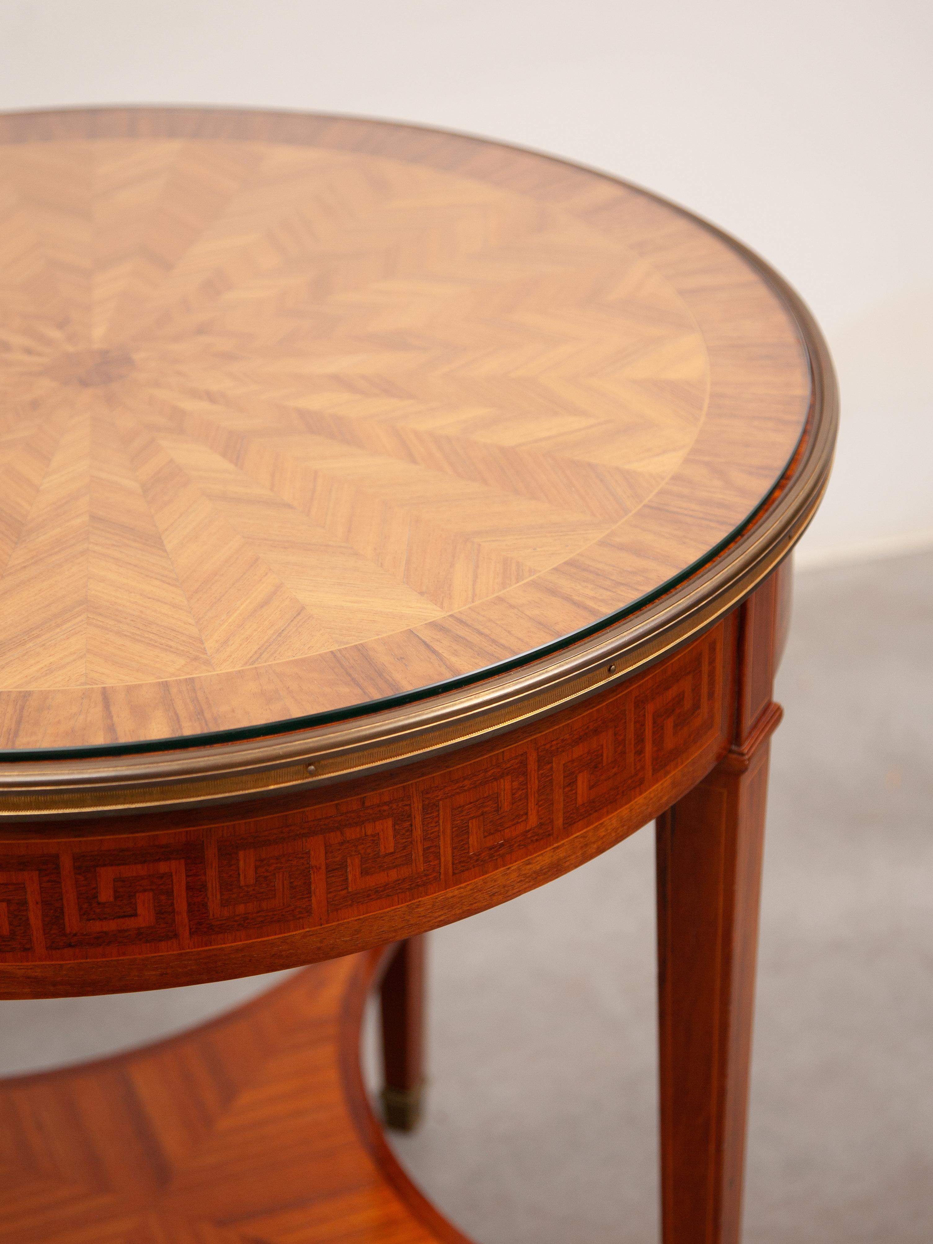 Tavolino circolare Bouillotte in noce Art Déco con piano intarsiato, anni '30 in vendita 3