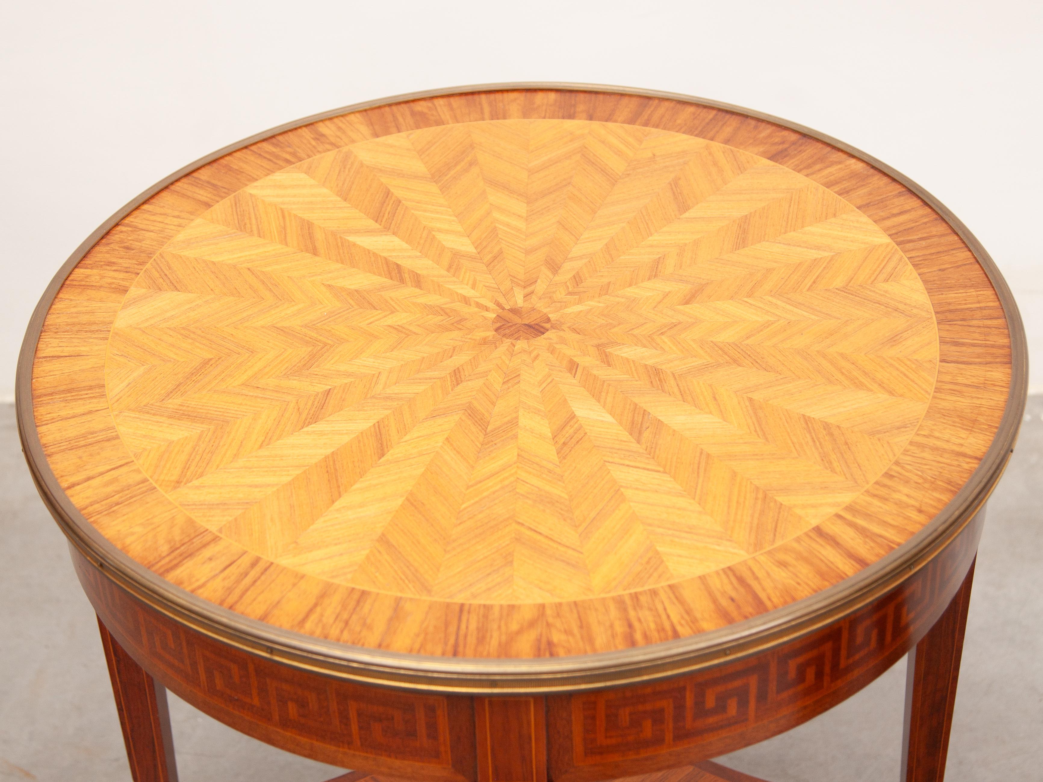 Tavolino circolare Bouillotte in noce Art Déco con piano intarsiato, anni '30 in vendita 6