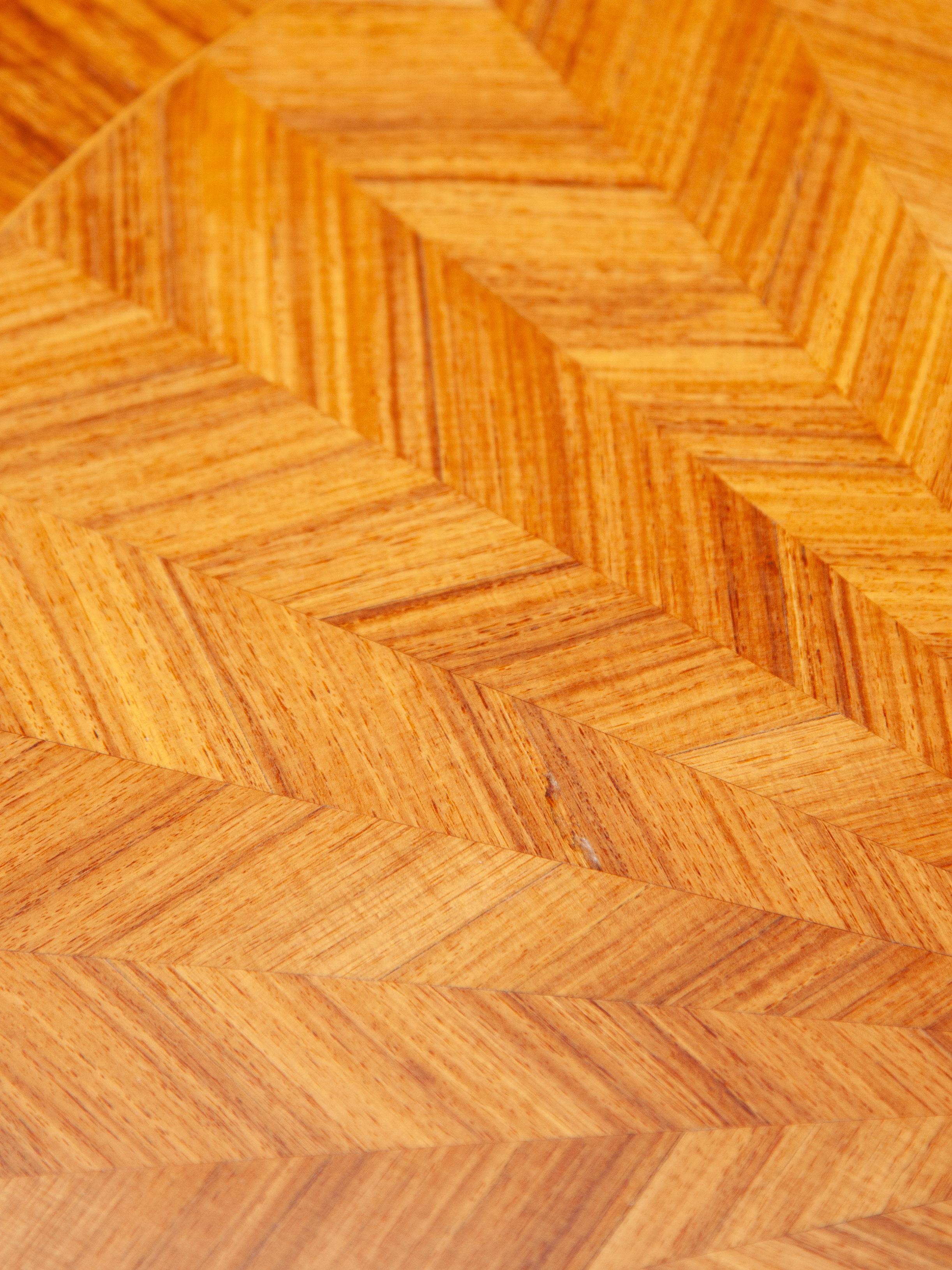 Tavolino circolare Bouillotte in noce Art Déco con piano intarsiato, anni '30 in vendita 7