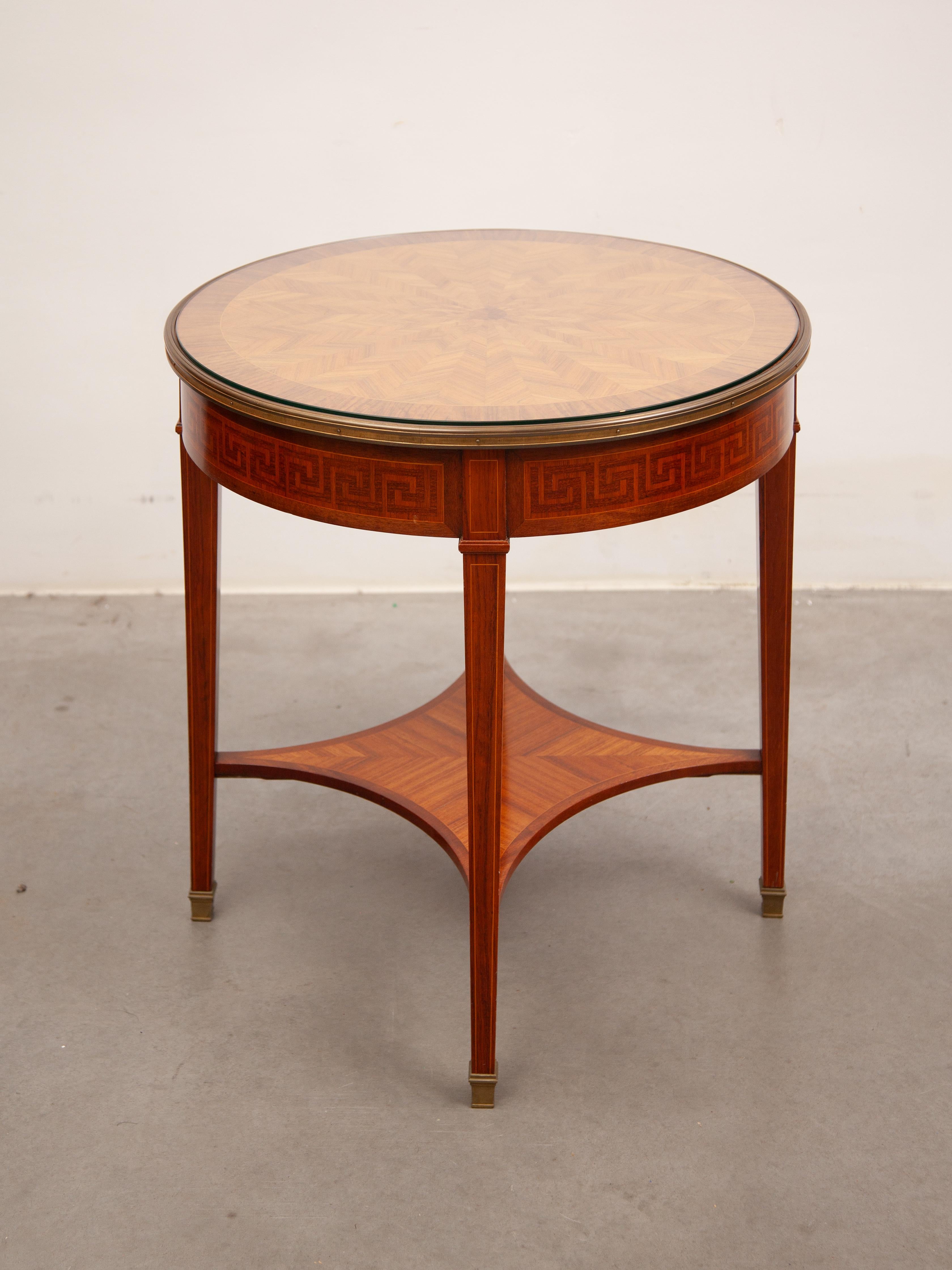 Francese Tavolino circolare Bouillotte in noce Art Déco con piano intarsiato, anni '30 in vendita