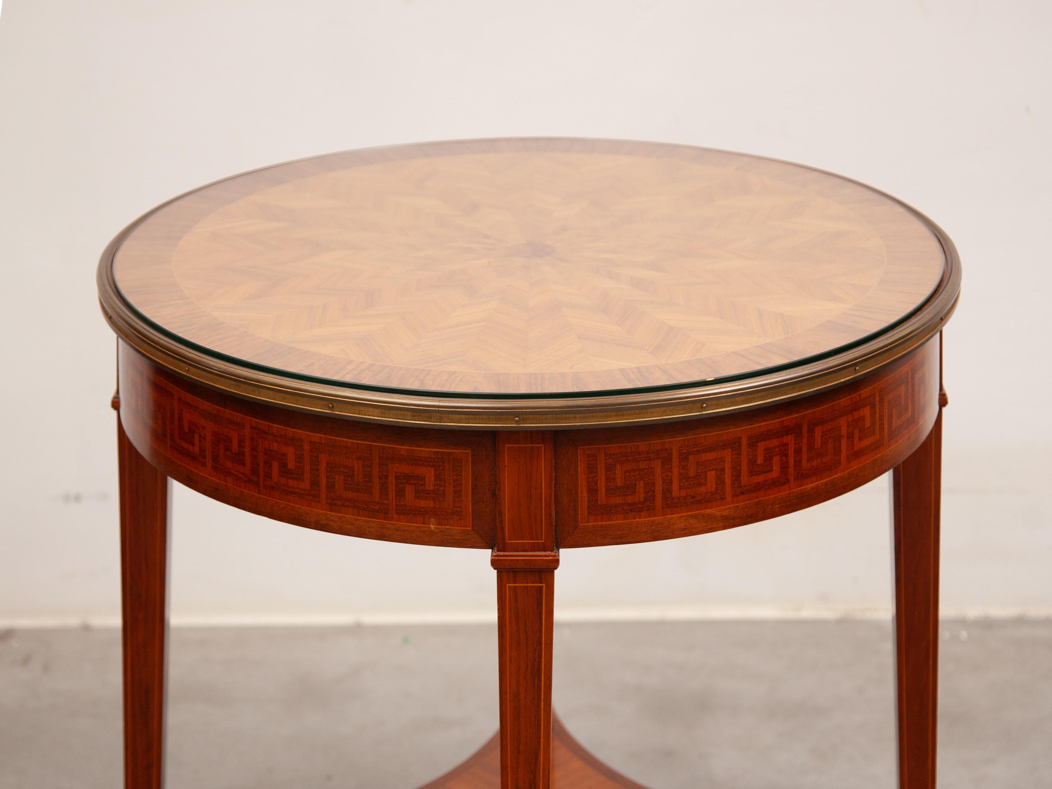 Fatto a mano Tavolino circolare Bouillotte in noce Art Déco con piano intarsiato, anni '30 in vendita