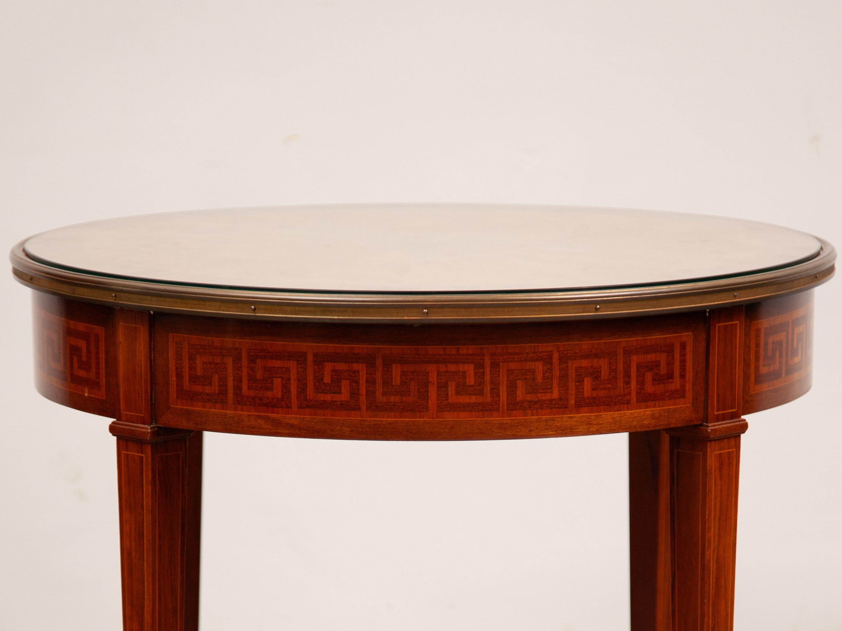 Metà XX secolo Tavolino circolare Bouillotte in noce Art Déco con piano intarsiato, anni '30 in vendita