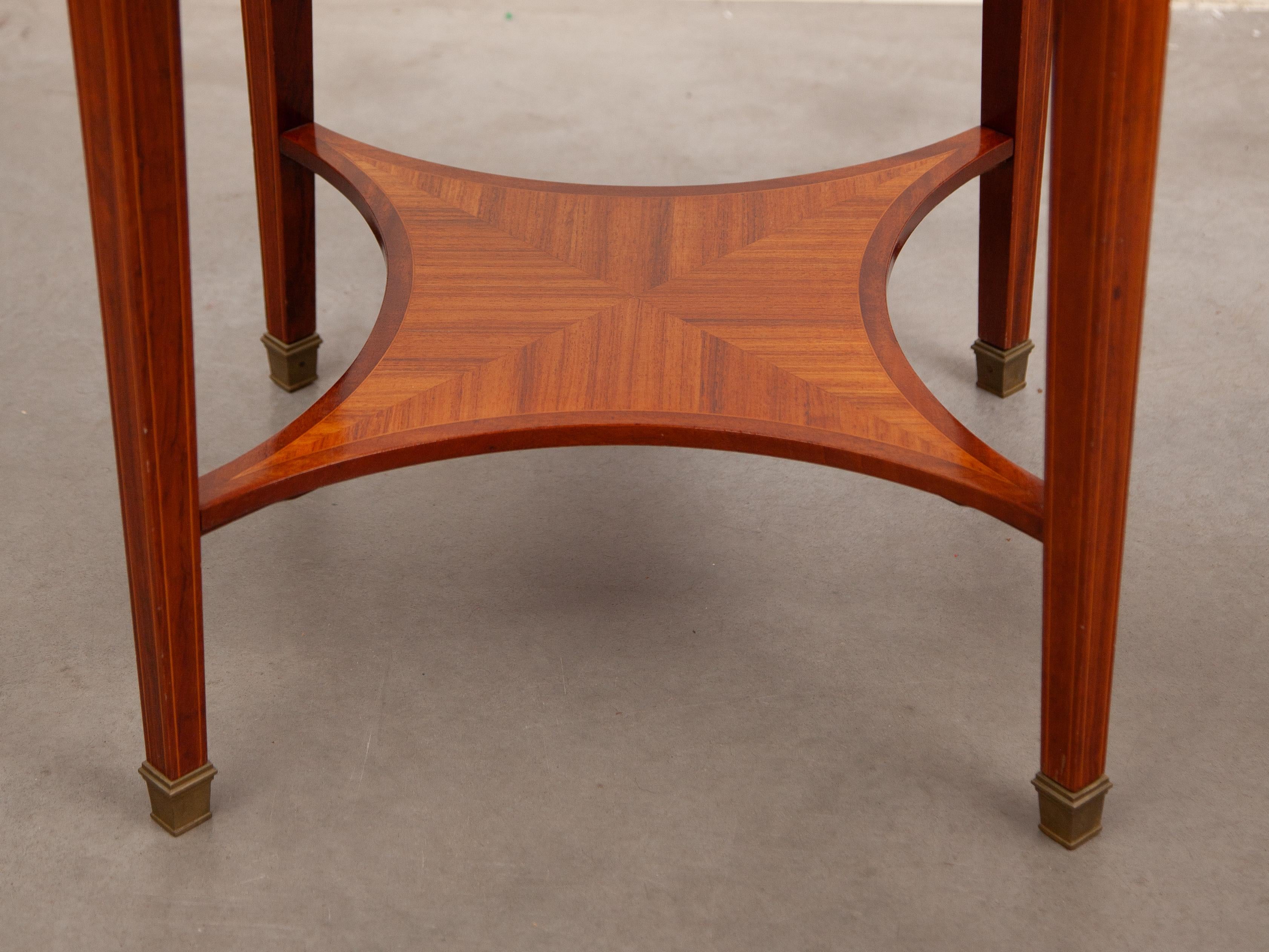Ottone Tavolino circolare Bouillotte in noce Art Déco con piano intarsiato, anni '30 in vendita