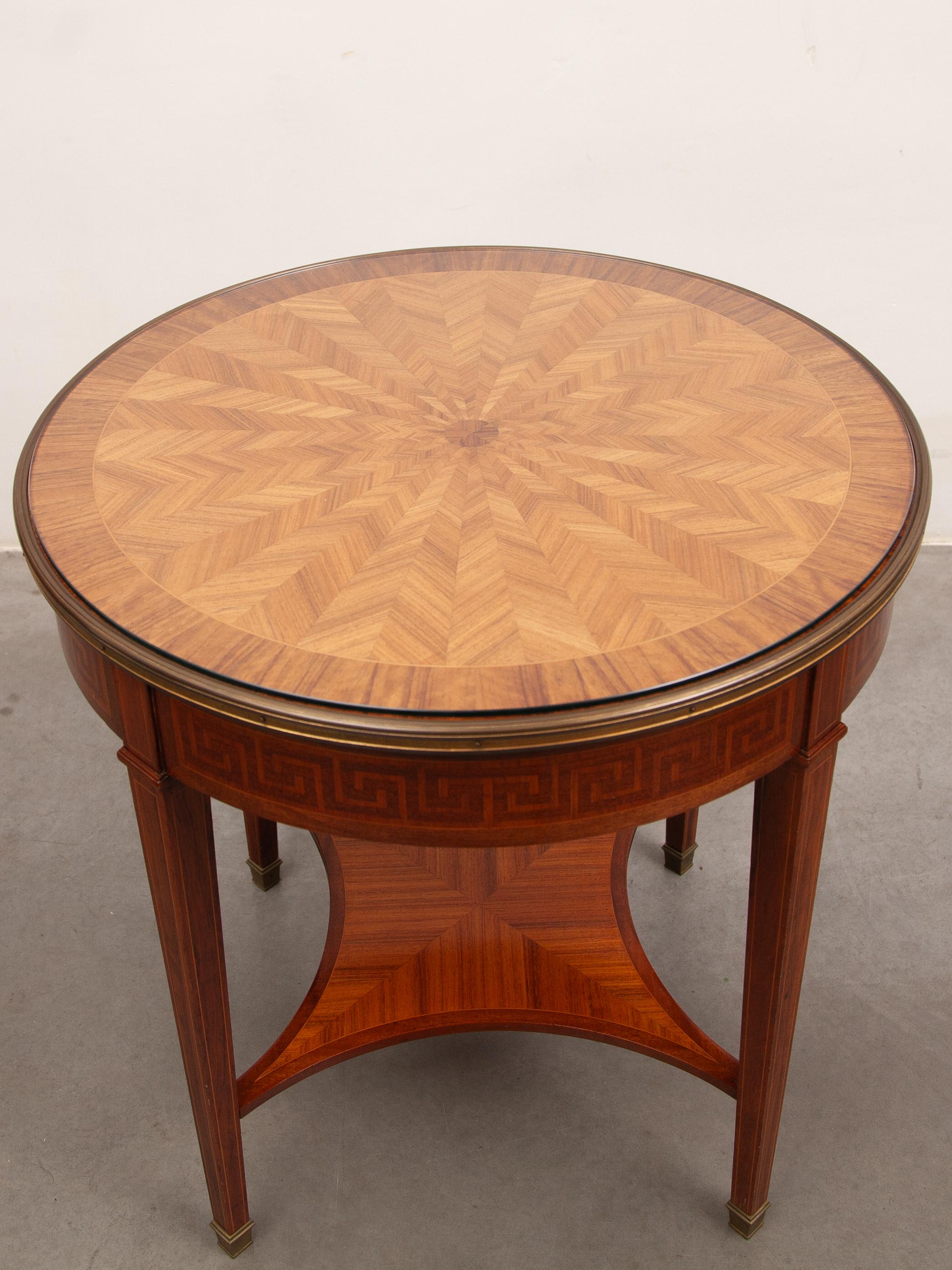 Tavolino circolare Bouillotte in noce Art Déco con piano intarsiato, anni '30 in vendita 1