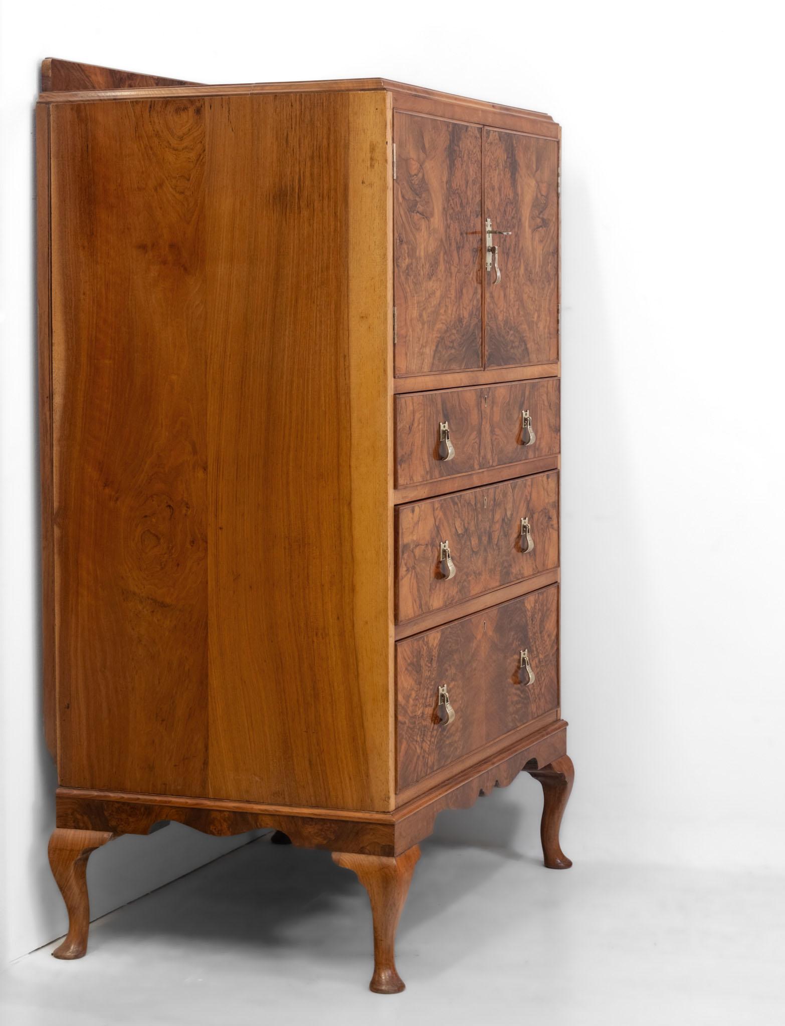 Art Deco Nussbaum Leinen Presse Kommode von hervorragender Qualität 1930er Jahre im Angebot 5