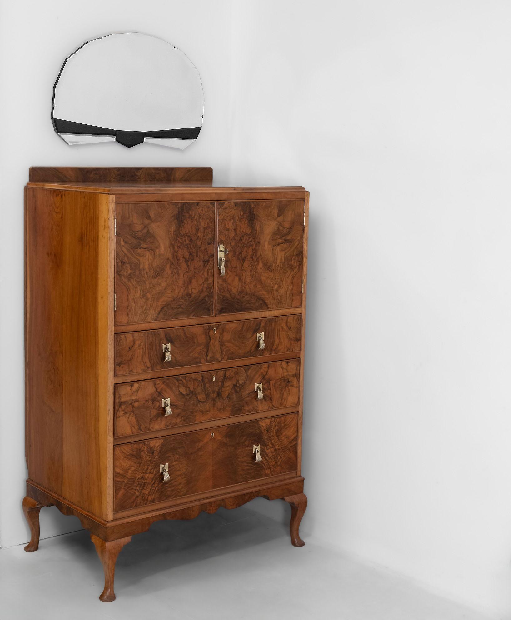 Art Deco Nussbaum Leinen Presse Kommode von hervorragender Qualität 1930er Jahre im Angebot 12