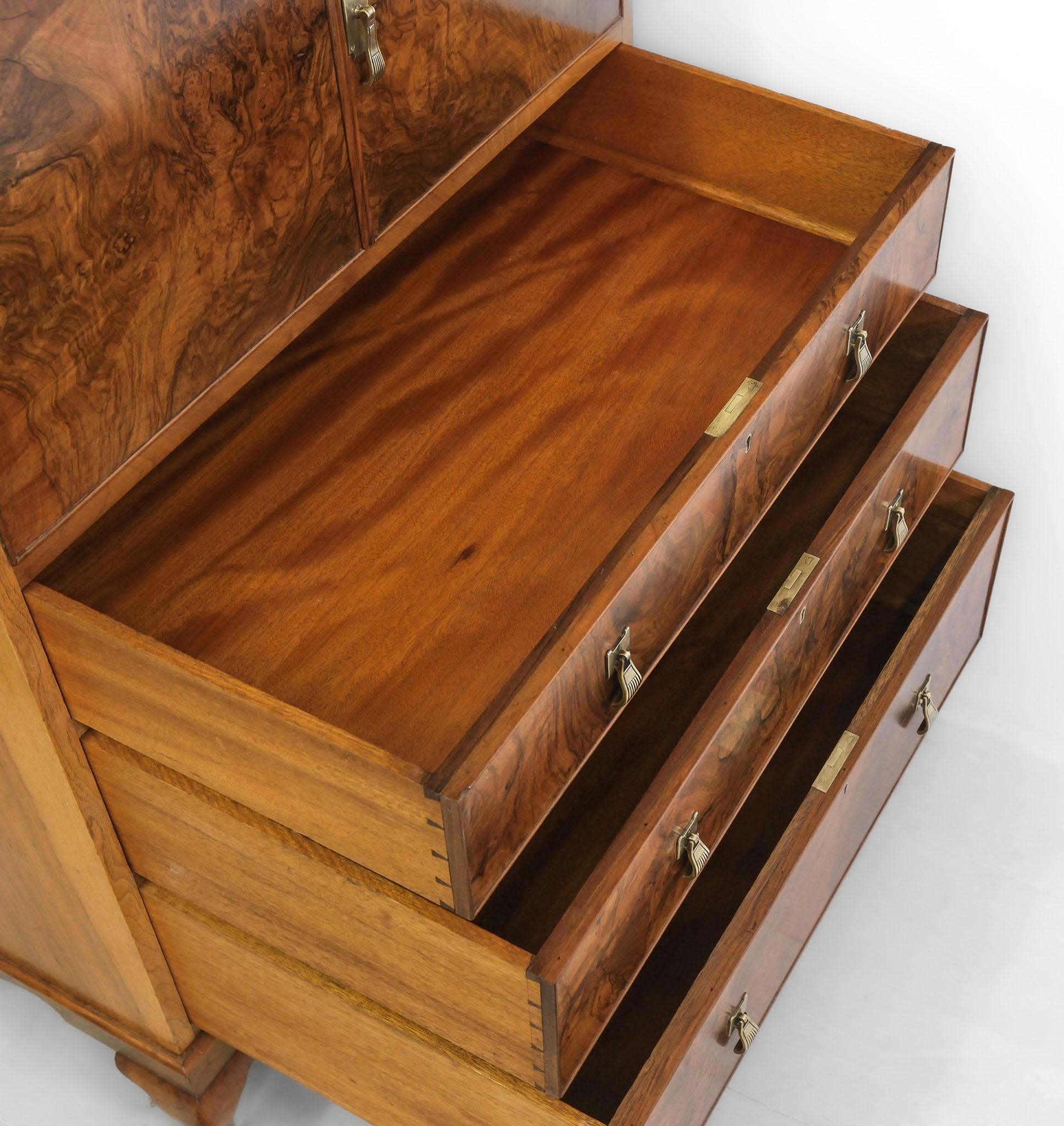Art Deco Nussbaum Leinen Presse Kommode von hervorragender Qualität 1930er Jahre (Holz) im Angebot