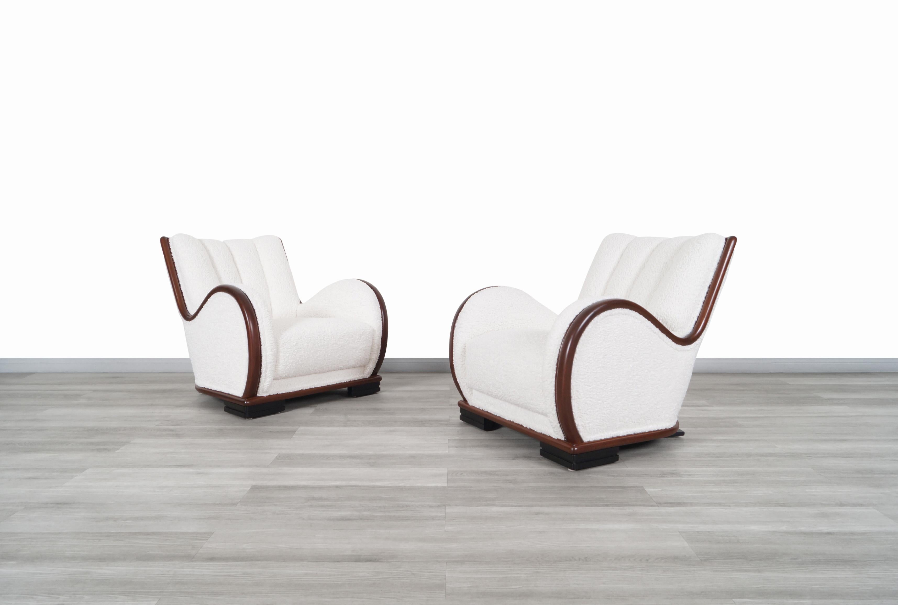 Exceptionnelles chaises longues Art Déco vintage en noyer conçues et fabriquées aux États-Unis, vers les années 1940. Cette paire de chaises présente un design raffiné où ressortent les bords arrondis qui constituent la structure de la chaise.