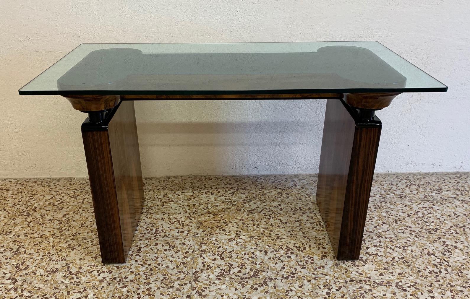 Particular and rare Italian writing desk from the 1940s.
The legs are in walnut and Macassar with ebonized details.
Top is in glass.