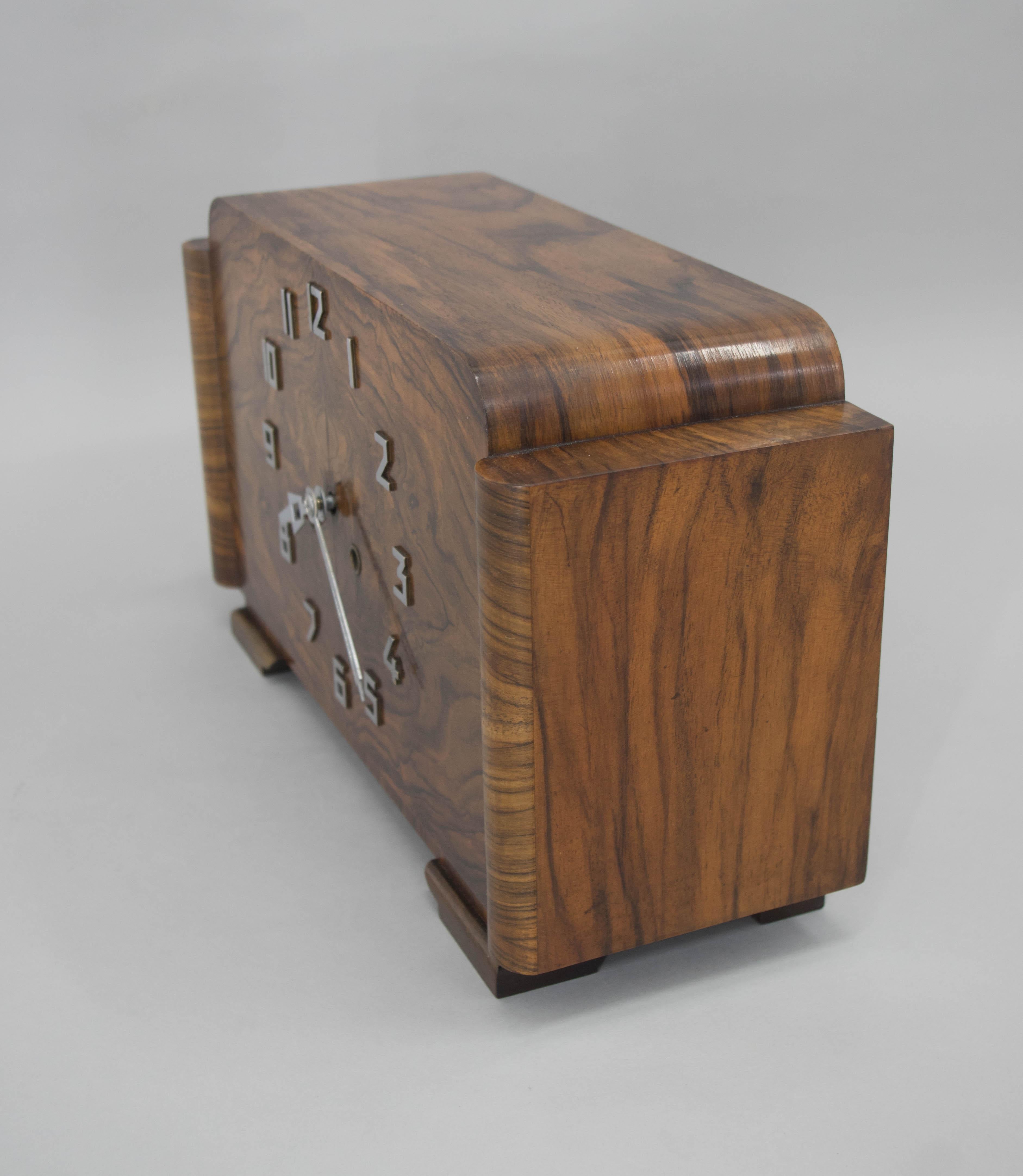 Art Deco Walnut Mantel Clock Mauthe, Germany, 1930s In Good Condition For Sale In Praha, CZ
