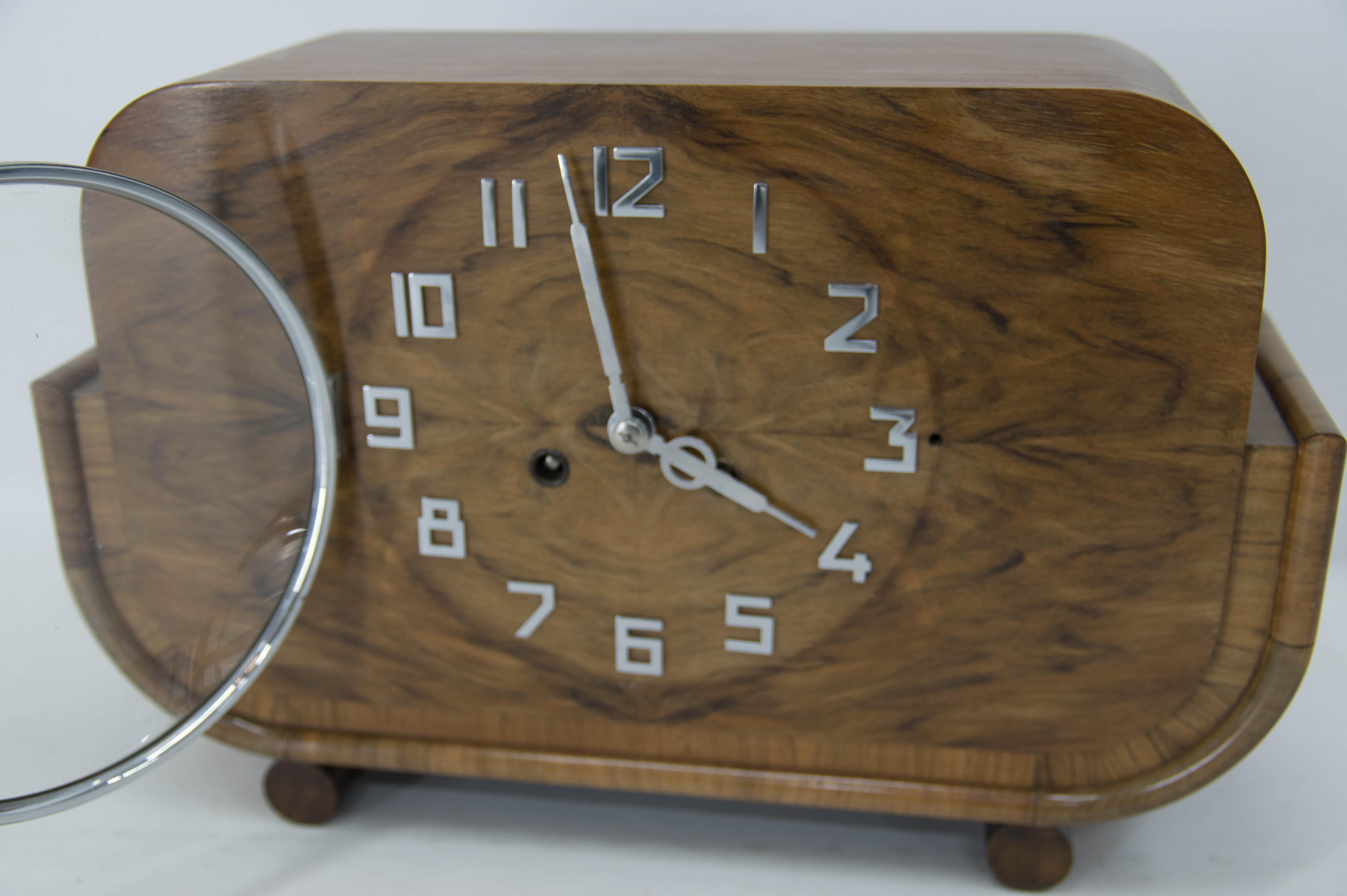 Mid-20th Century Art Deco Walnut Mantel Clock Mauthe, Germany, 1930s