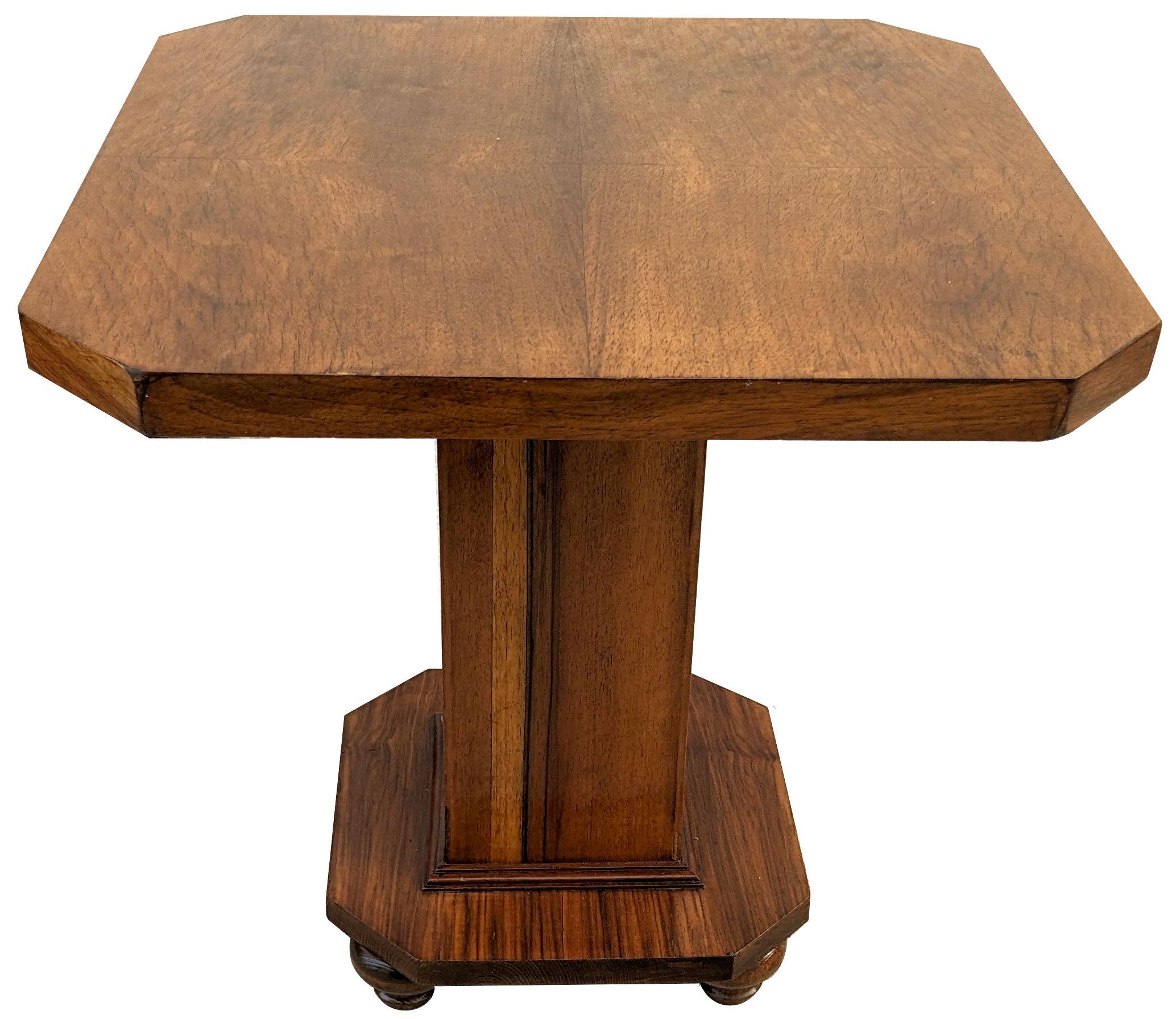 Fabuleuse et originale table d'appoint en noyer Art Déco des années 1930. Cette table est idéale pour une utilisation moderne, que ce soit comme table basse ou comme table centrale. Le véhicule est en très bon état. Il est passé par nos ateliers et