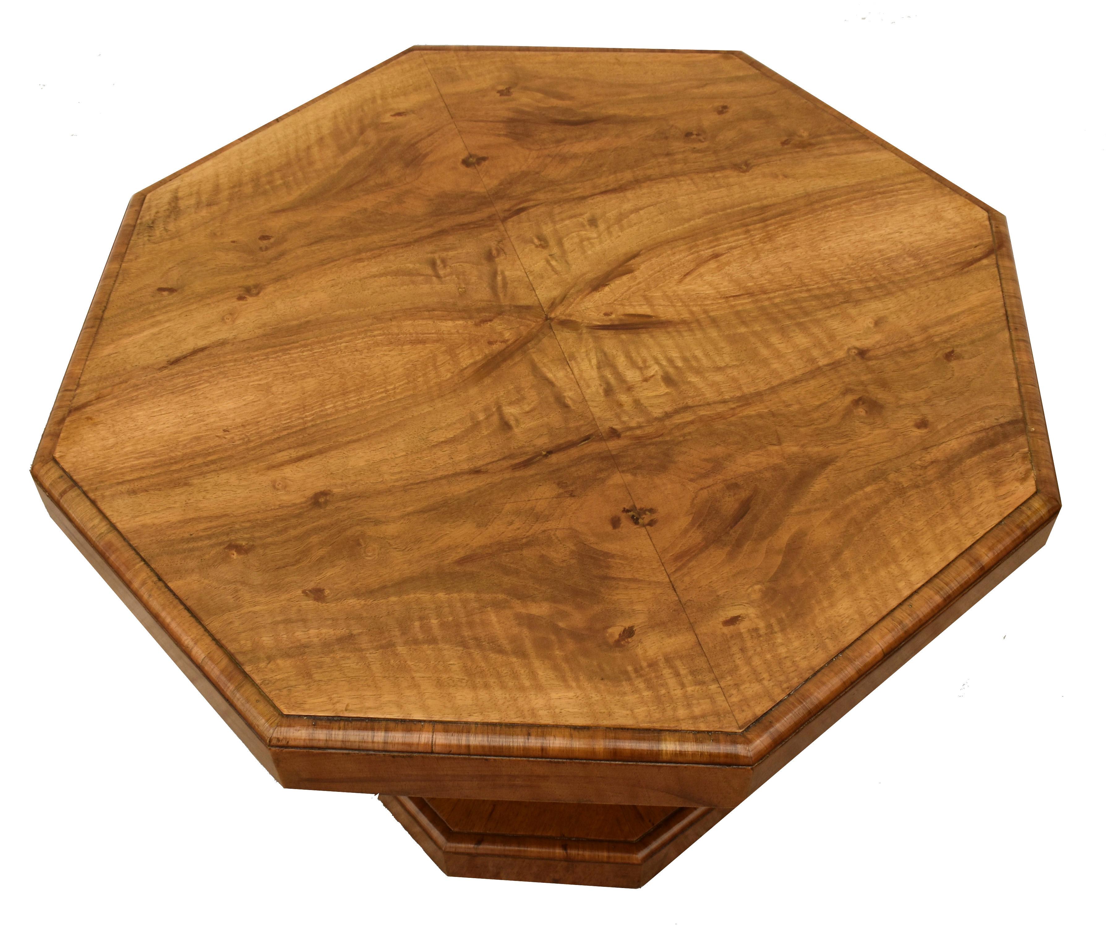 beistelltisch aus Nussbaumholz im Art-déco-Stil der 1930er Jahre in einem mittleren Honigton. Made in England ist dies ein schöner Tisch mit großem Design und Form, ist in ausgezeichnetem Zustand, nachdem sie neu von uns restauriert worden. Ideale
