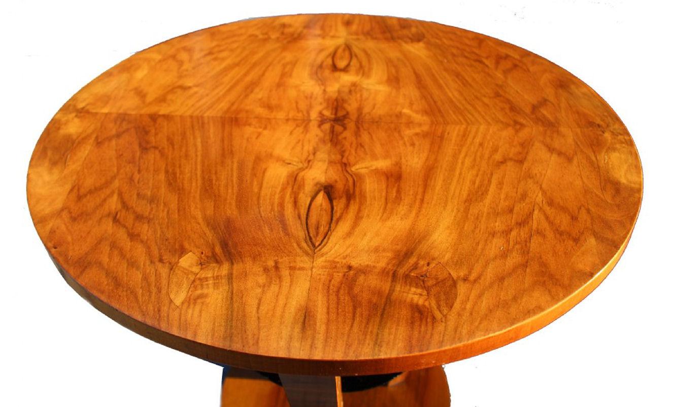 Art-déco-Tisch aus Nussbaumholz mit drei Ebenen, englisch, um 1930 (Englisch) im Angebot