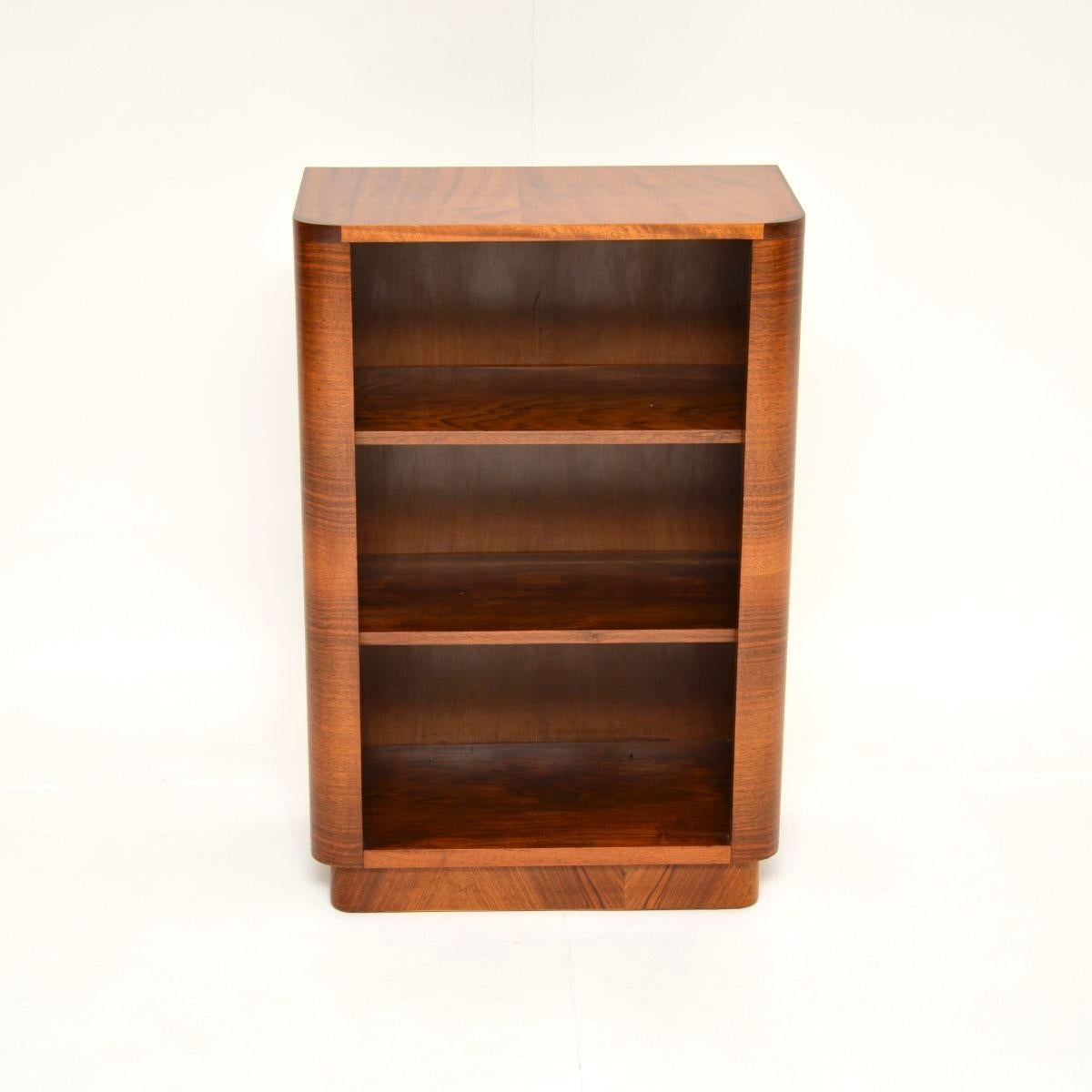 A smart and very well made Art Deco walnut open bookcase. This was made in England, it dates from the 1930’s.

The quality is superb, this is a lovely, compact size and has two adjustable shelves. The walnut has a gorgeous colour tone and nice grain