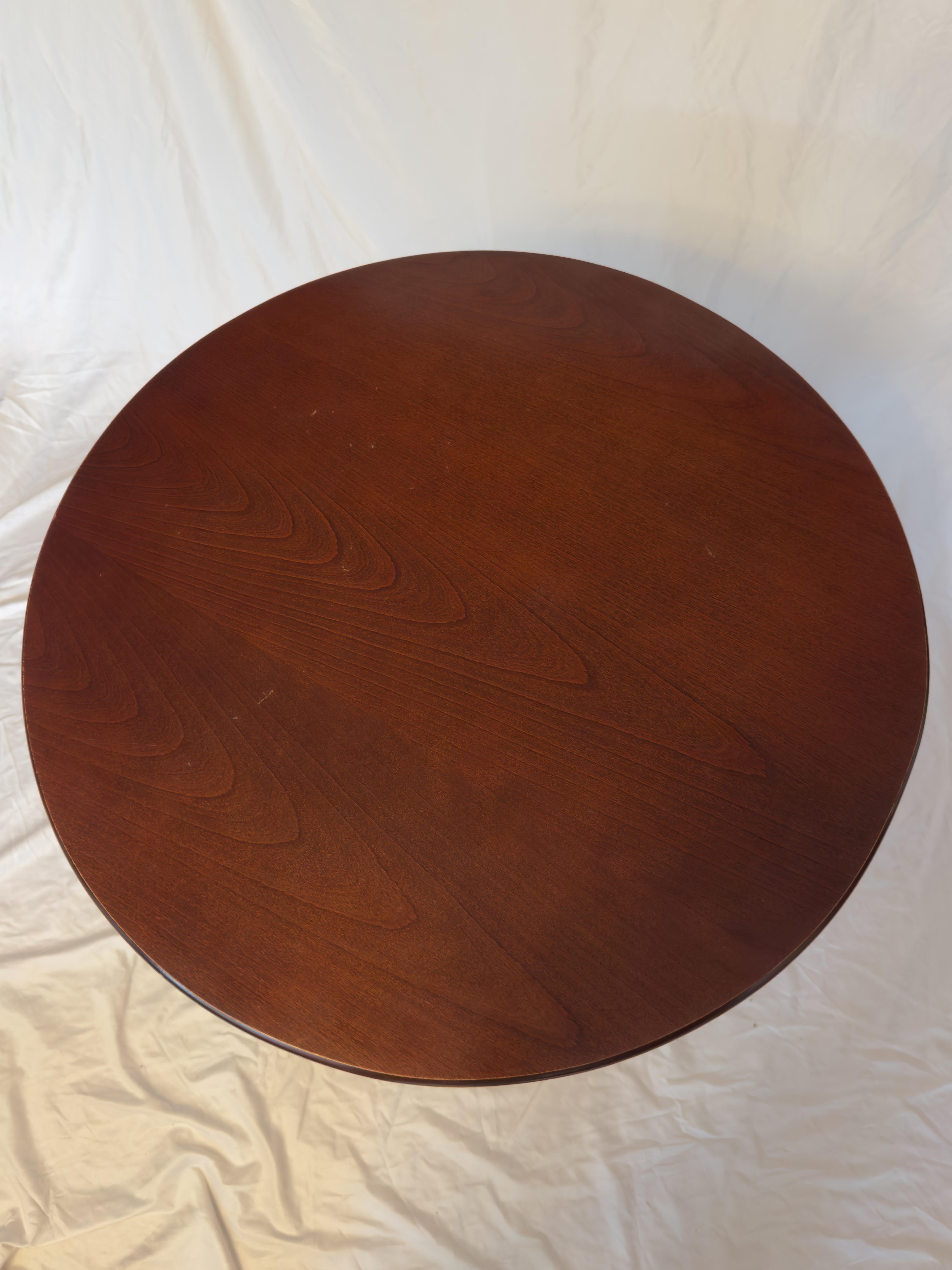 Un versatile tavolo rotondo in noce, ideale per molteplici usi e soluzioni di design dello spazio. (uso di tè e caffè e piedistallo)

Caratterizzato da tre gambe in legno arrotondate e da una base circolare, questo pezzo combina la funzionalità con
