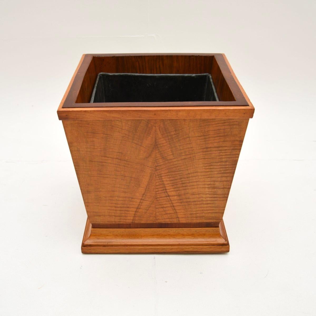 Une très élégante et rare jardinière / poubelle en noyer de style Art Déco. Il a été fabriqué en Angleterre, il date des années 1930.

Il est magnifiquement fabriqué en noyer et possède un revêtement métallique amovible. Il peut aussi bien servir de