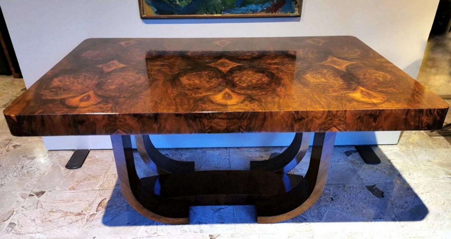Exceptional and magnificent extending table; the sumptuous and sturdy walnut base, with its particular and elegant shape, supports a large and massive top also made of walnut, forming an impressive and majestic whole! The table is extendable but did