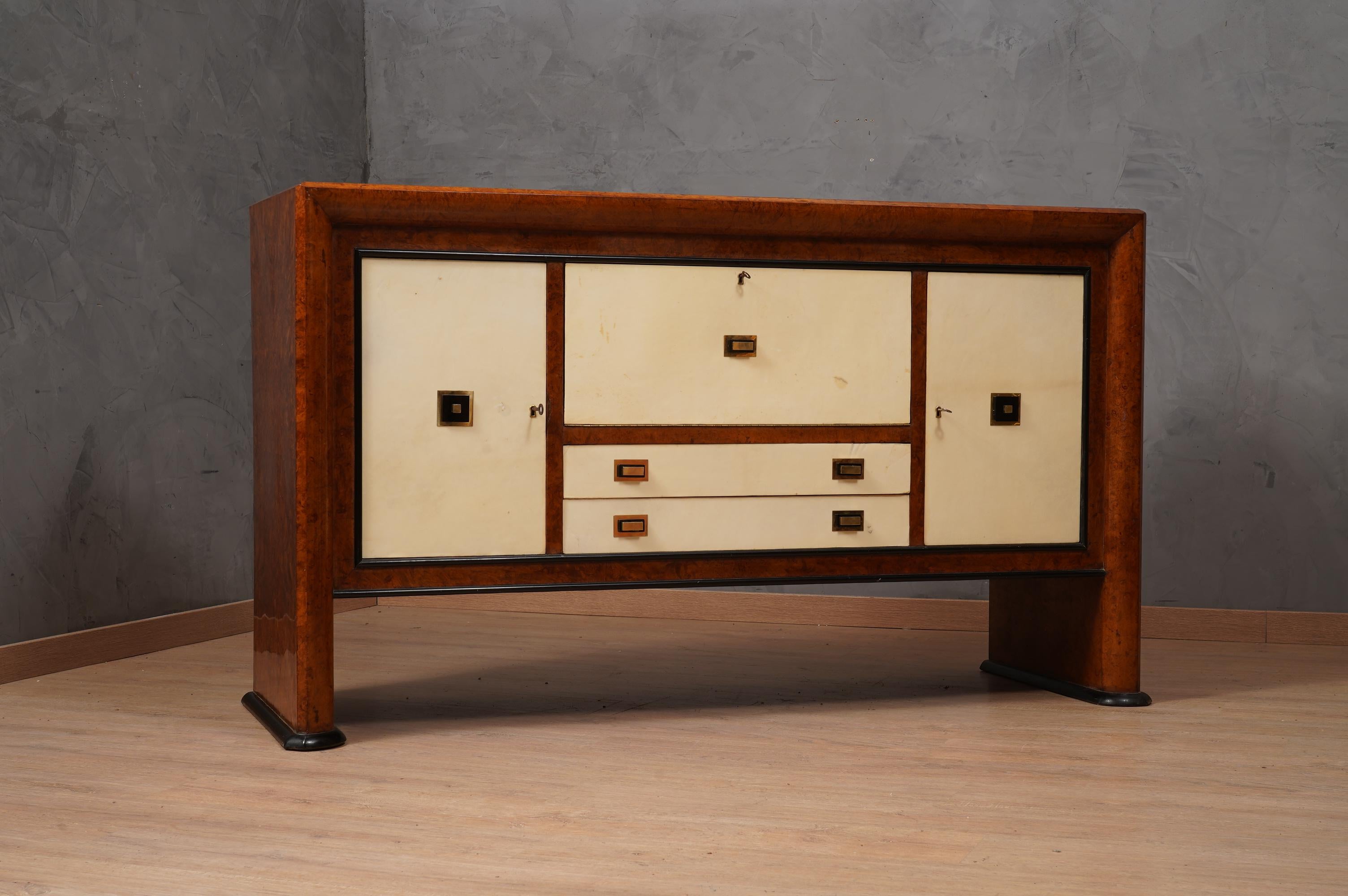 Magnifique meuble de bar dans le style italien caractéristique de Paolo Buffa, Vittorio Dassi et Osvaldo Borsani. Ce meuble de bar a un aspect très luxueux, grâce à l'utilisation de matériaux peu courants.

De style italien, ce buffet est fabriqué