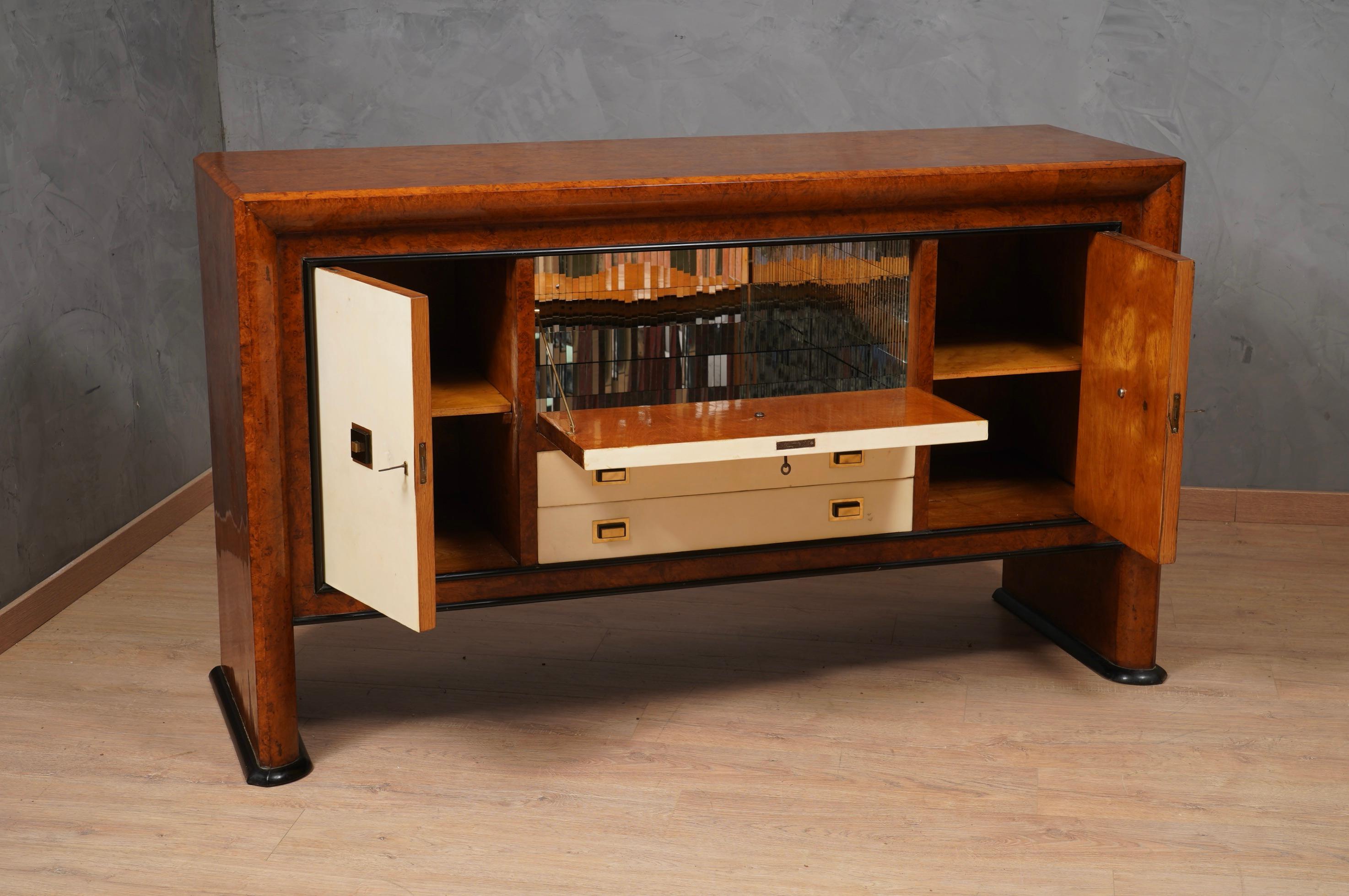 Mid-Century Modern Buffet italien Art Déco en noyer, peau de chèvre et laiton, 1940 en vente
