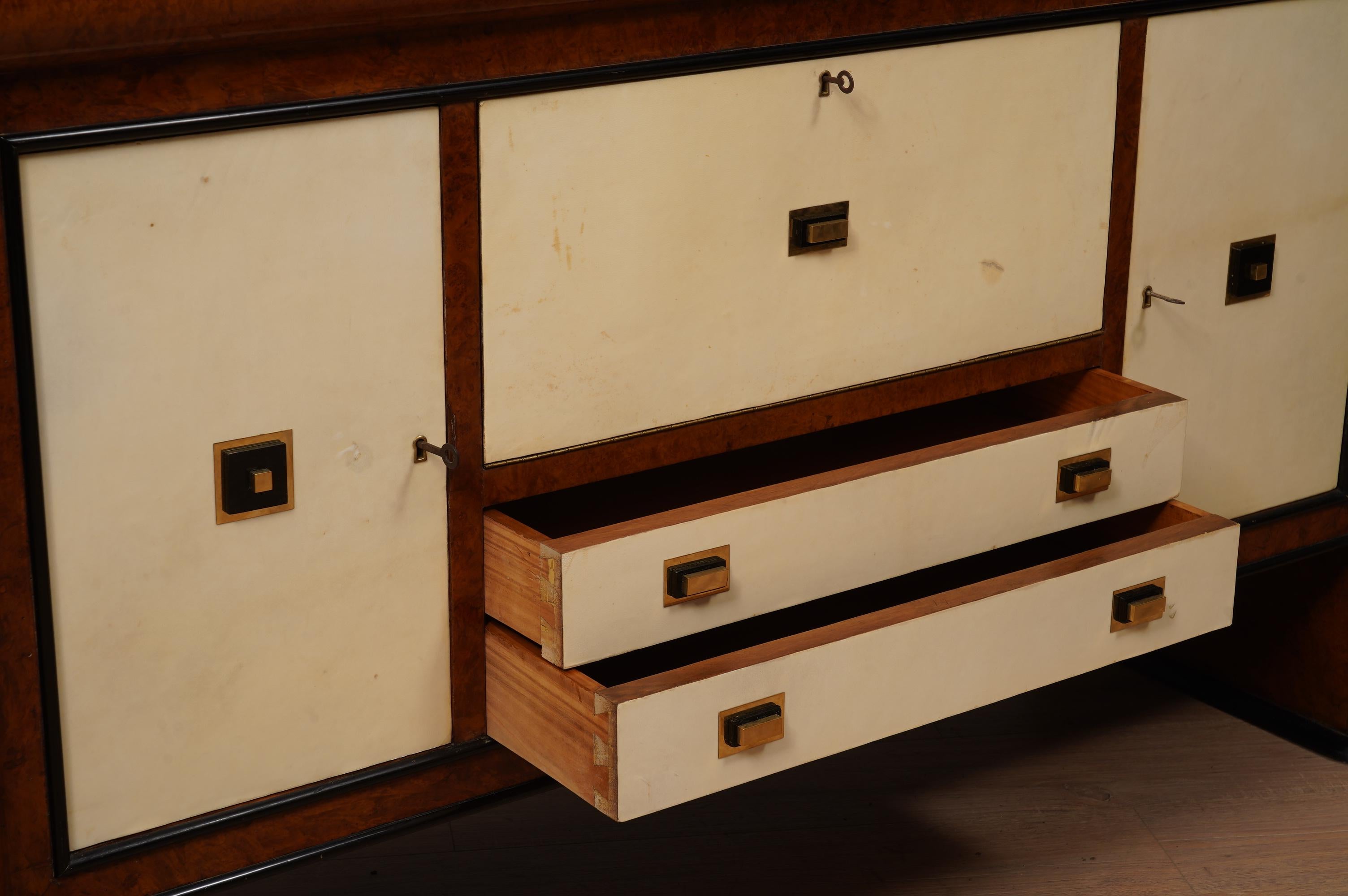 Buffet italien Art Déco en noyer, peau de chèvre et laiton, 1940 Bon état - En vente à Rome, IT
