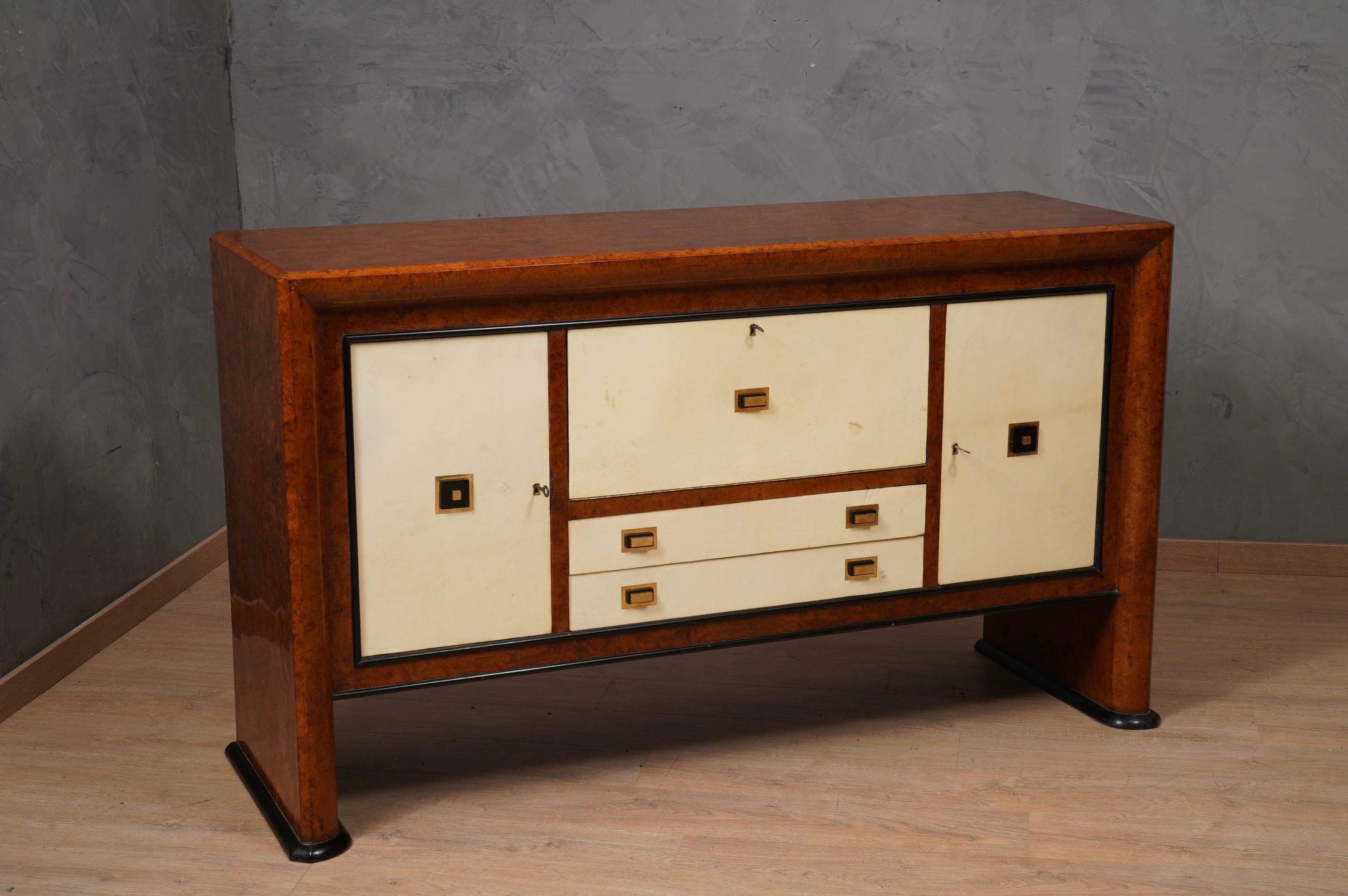 Milieu du XXe siècle Buffet italien Art Déco en noyer, peau de chèvre et laiton, 1940 en vente
